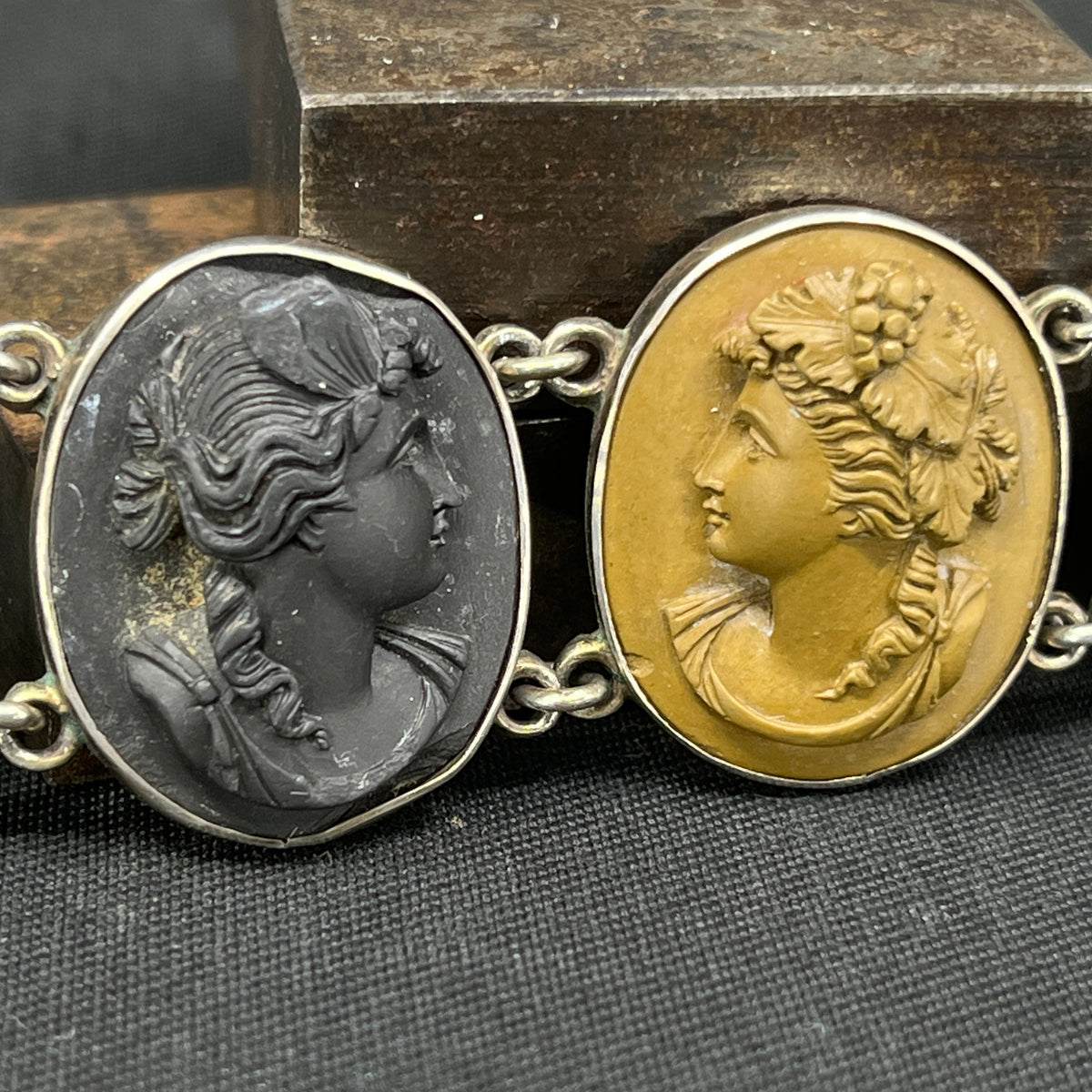 Armbånd med antikke cameer i lava