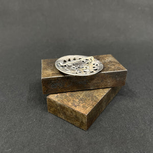 Stor broche i sølv - dragestil