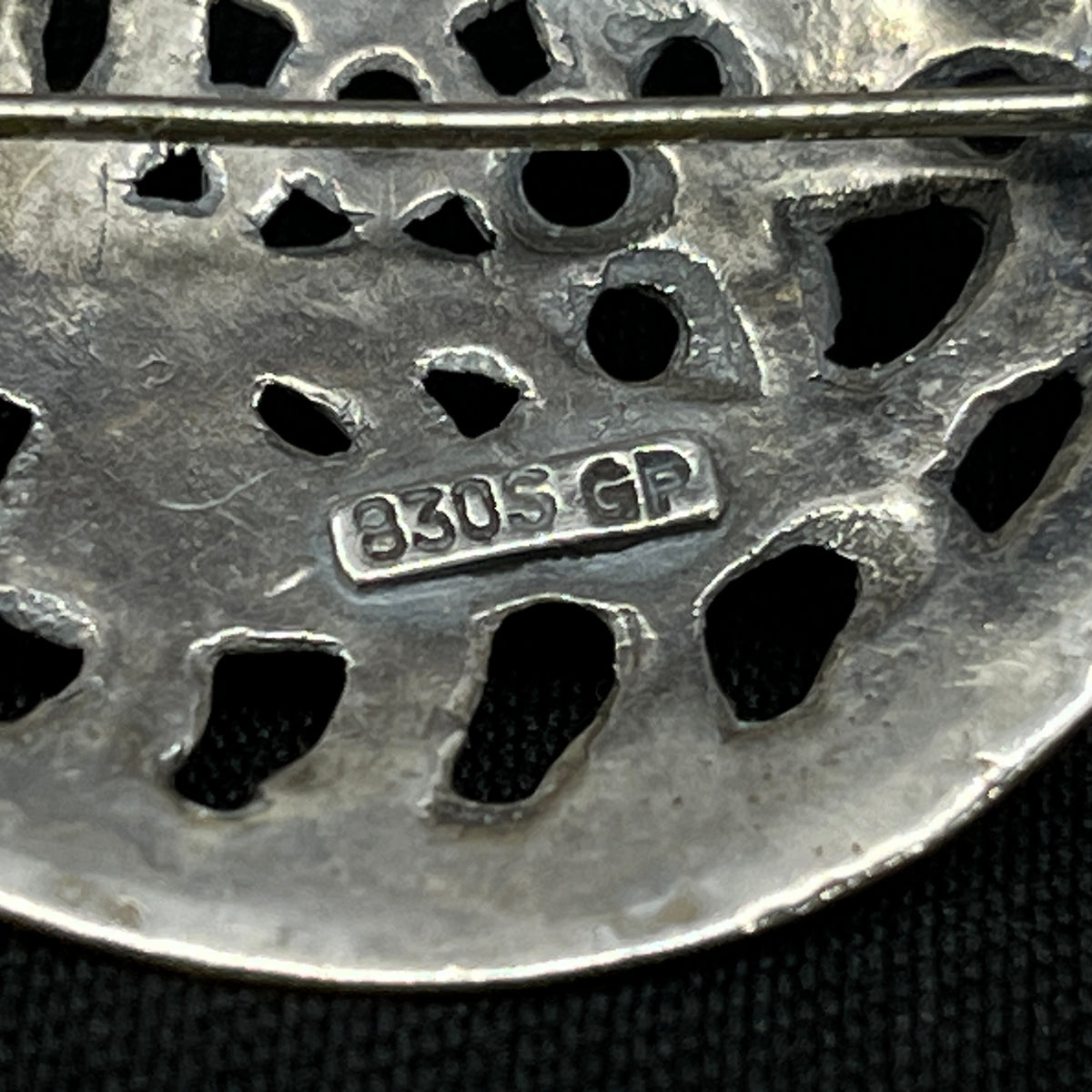 Stor broche i sølv - dragestil