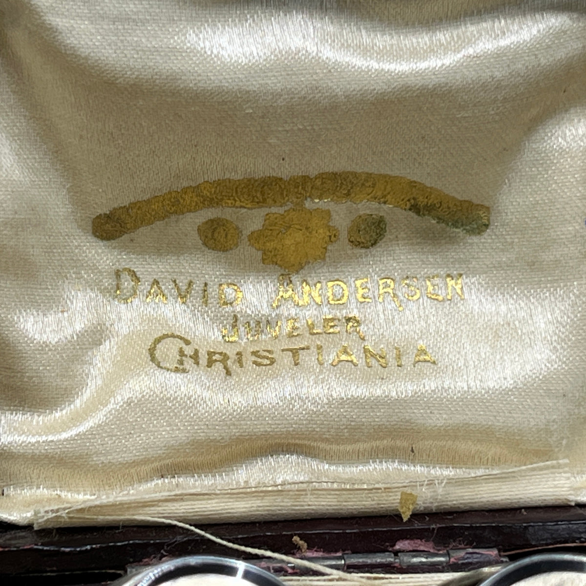 Et par manchetknapper fra David Andersen med emalje