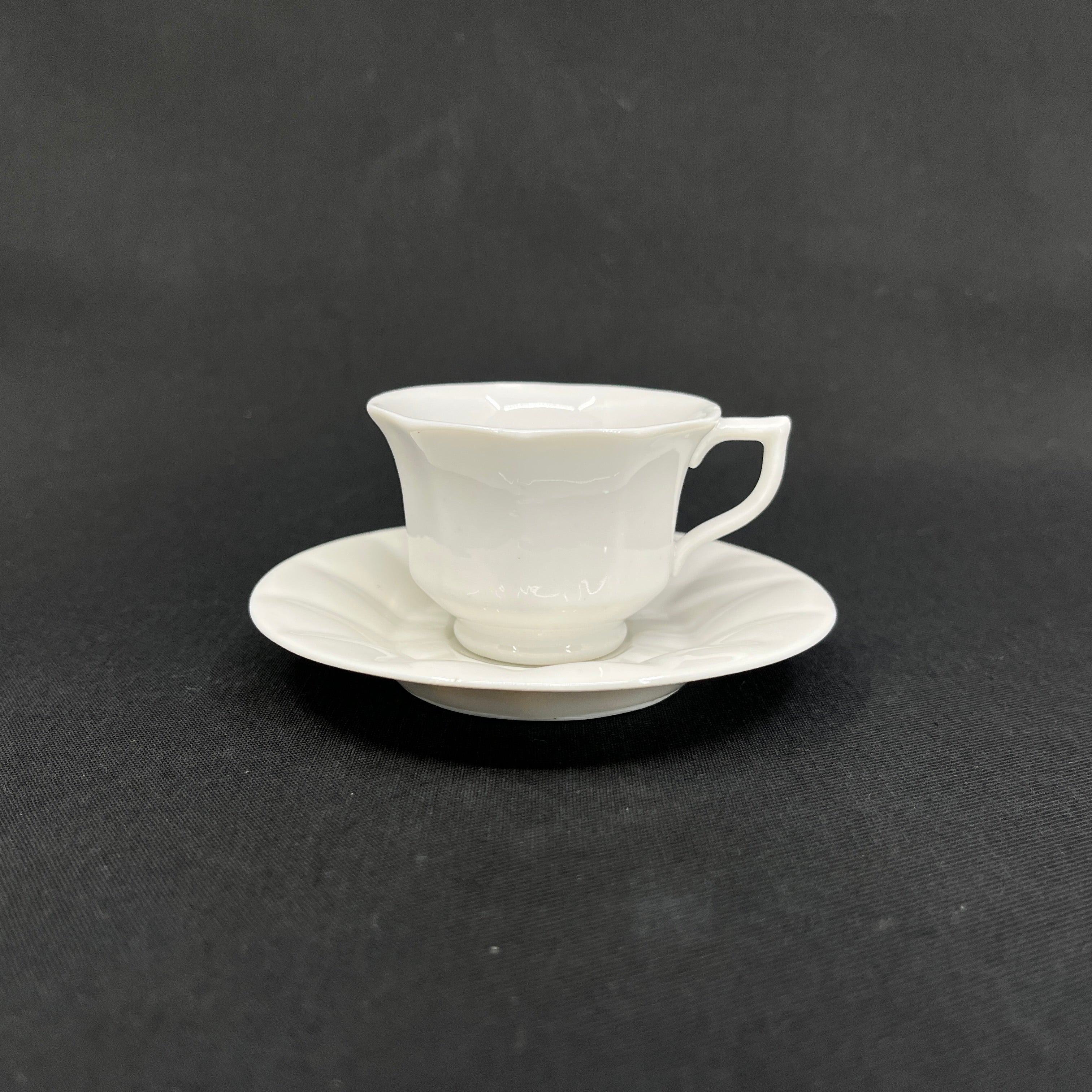 Hvid Kantet miniature kop fra Royal Copenhagen