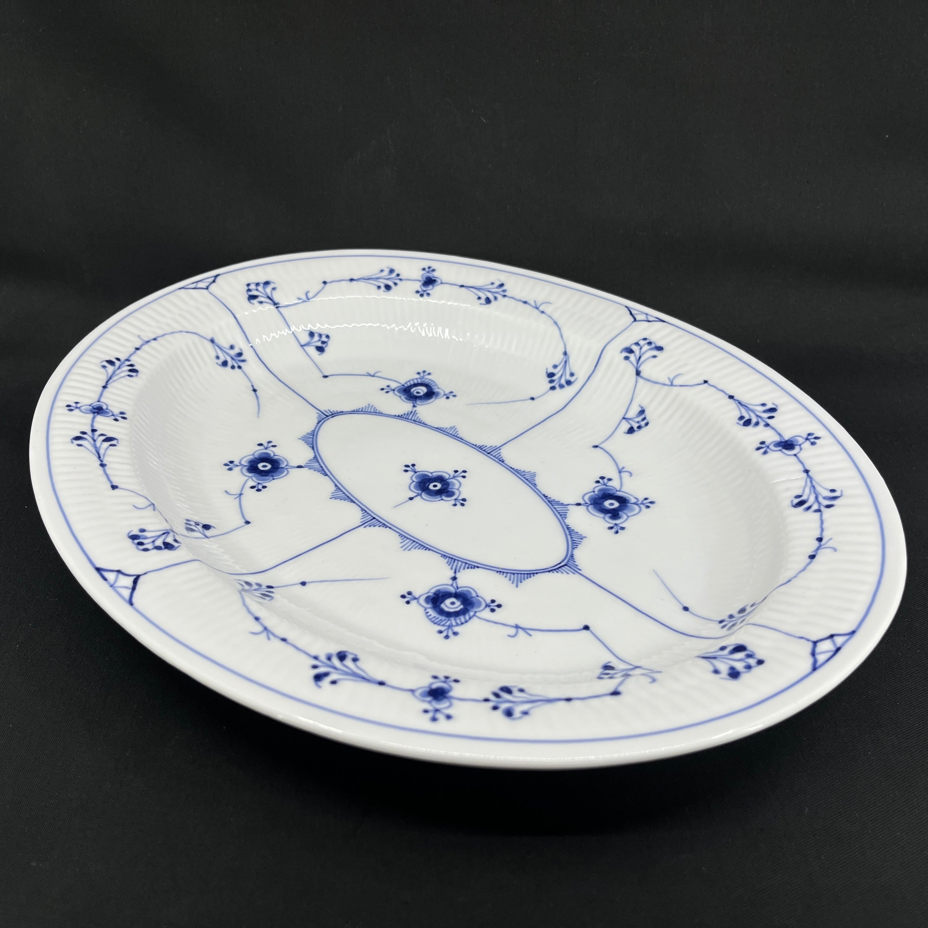 Musselmalet Riflet ovalt fad, 37 cm.