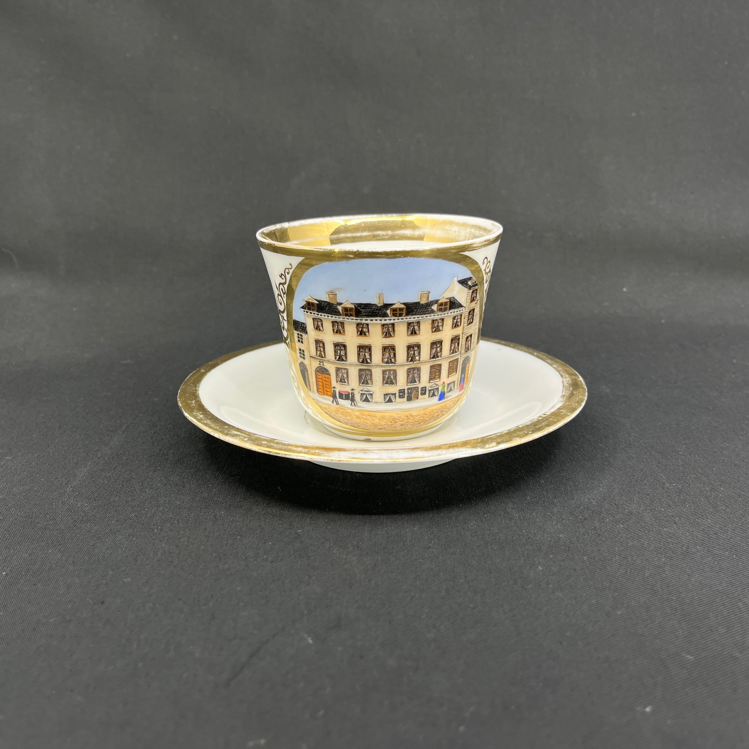 Stor morgenkop med motiv af gademiljø - 1877