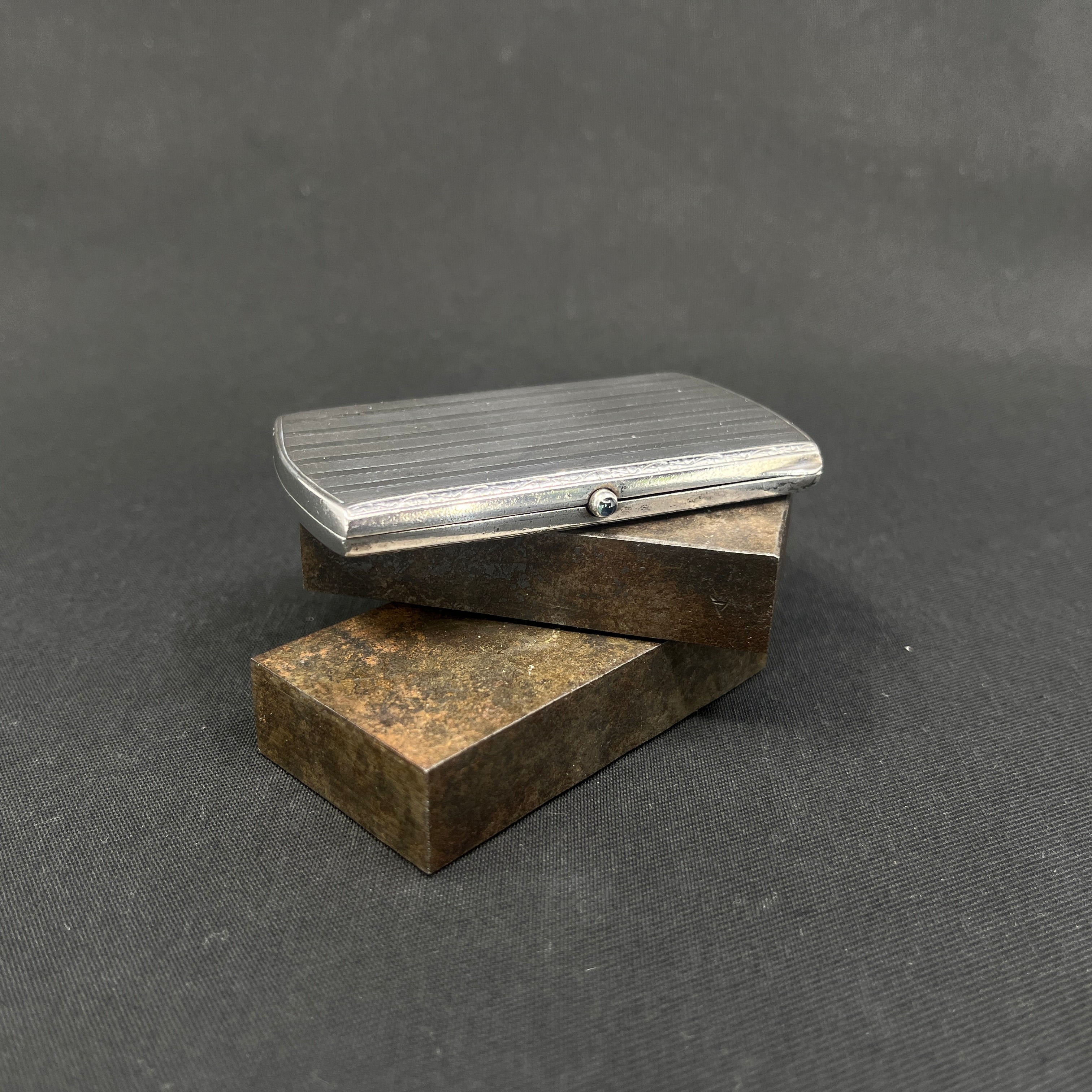 Case in silver with blue stone