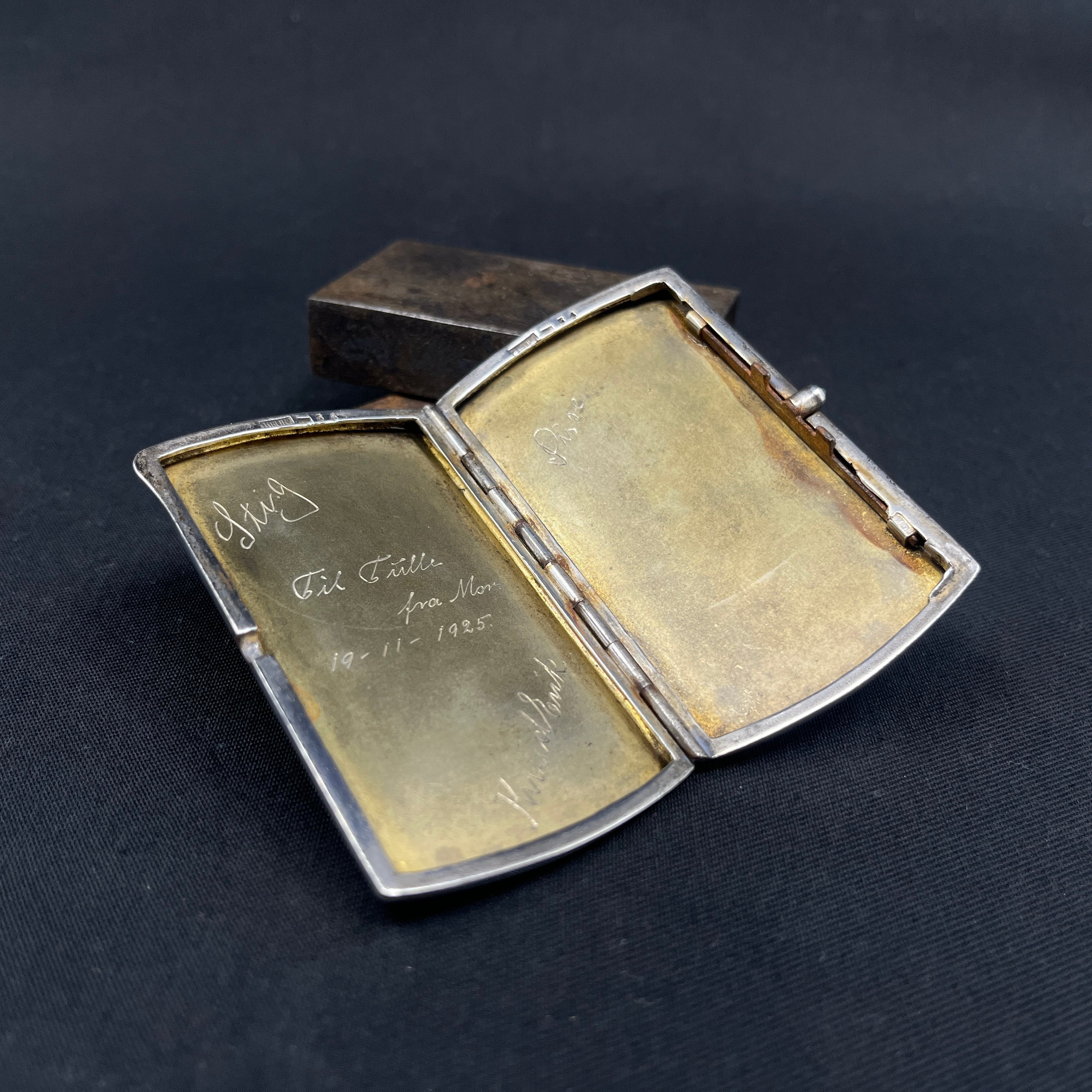 Case in silver with blue stone