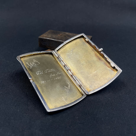 Case in silver with blue stone