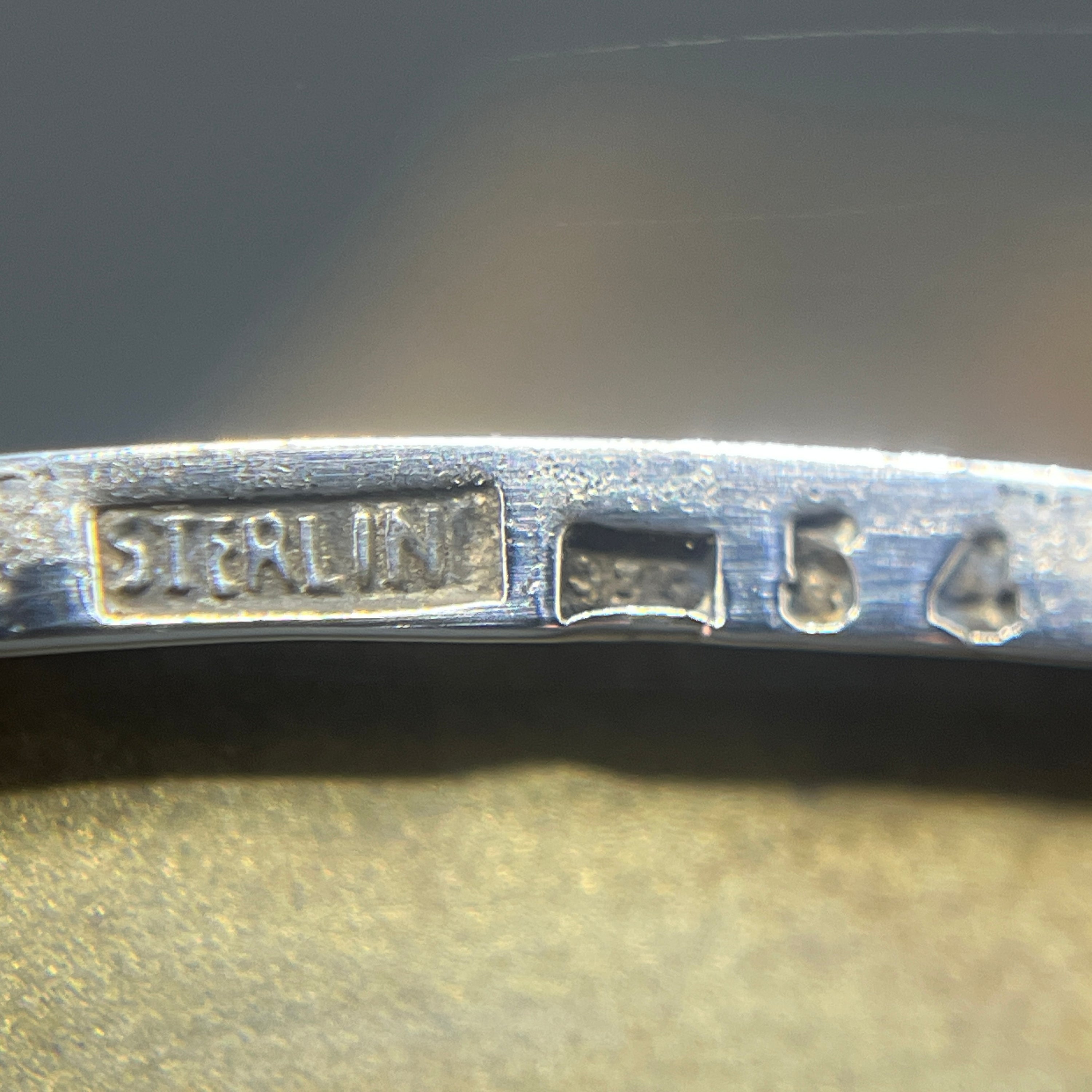 Case in silver with blue stone