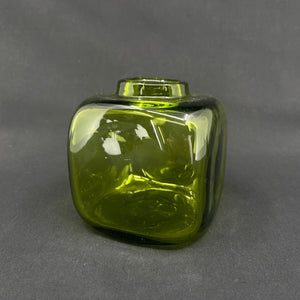 Firkantet Majgrøn vase, 10 cm.