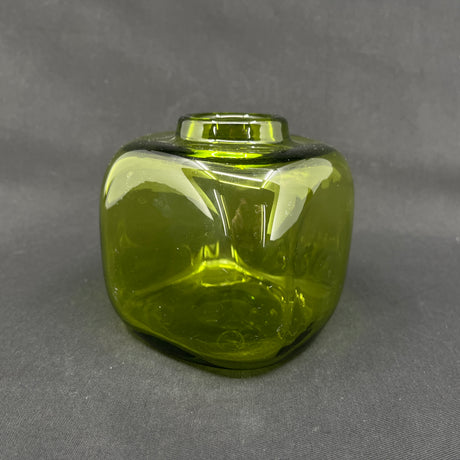 Square May green vase, 10 cm.