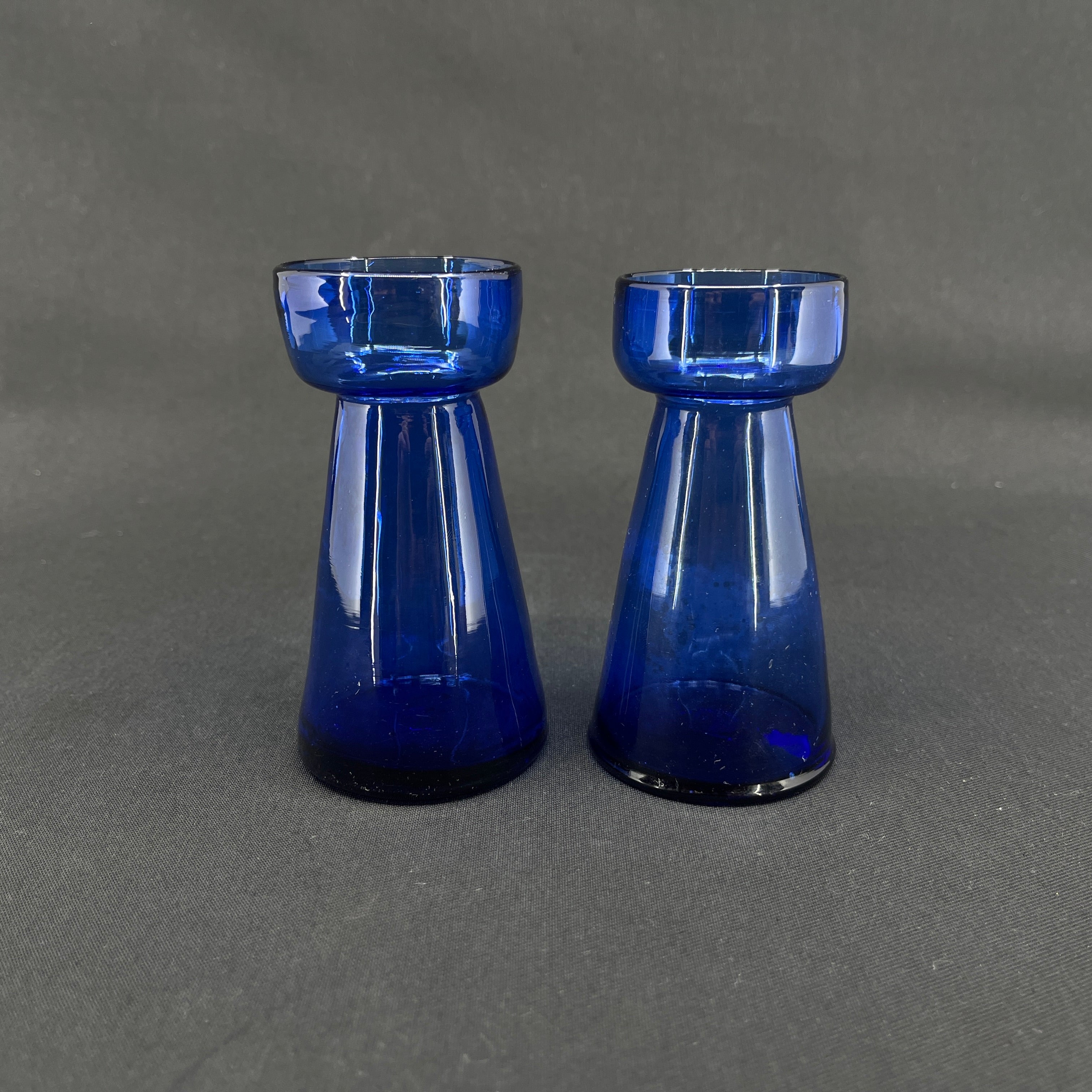 Blåt tulipanglas fra Holmegaard, mathed