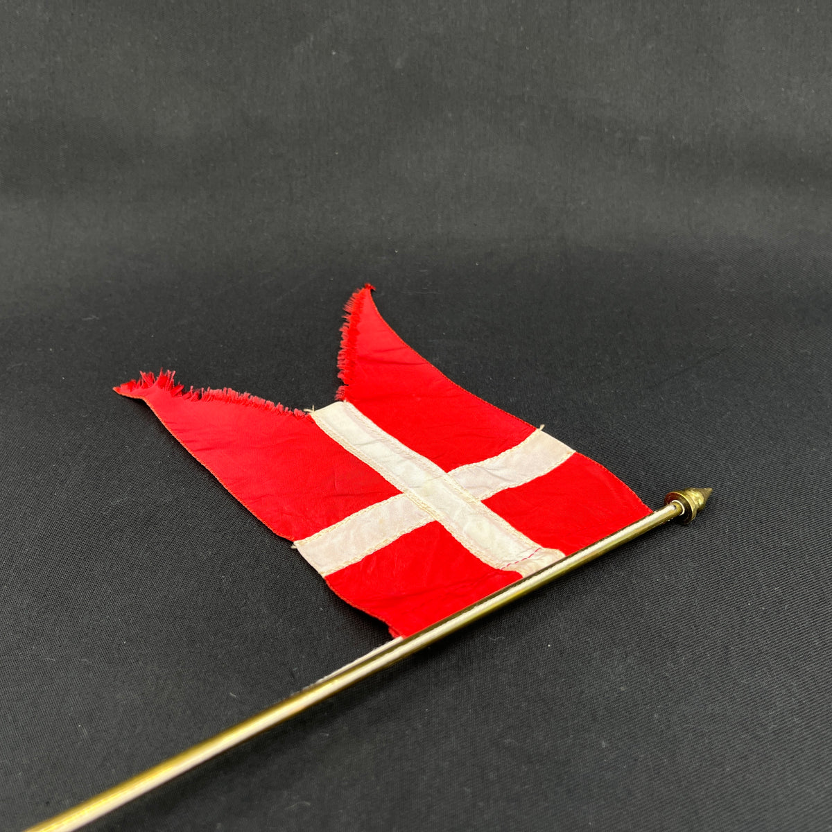 Stor flagstang i messing, krydsfod