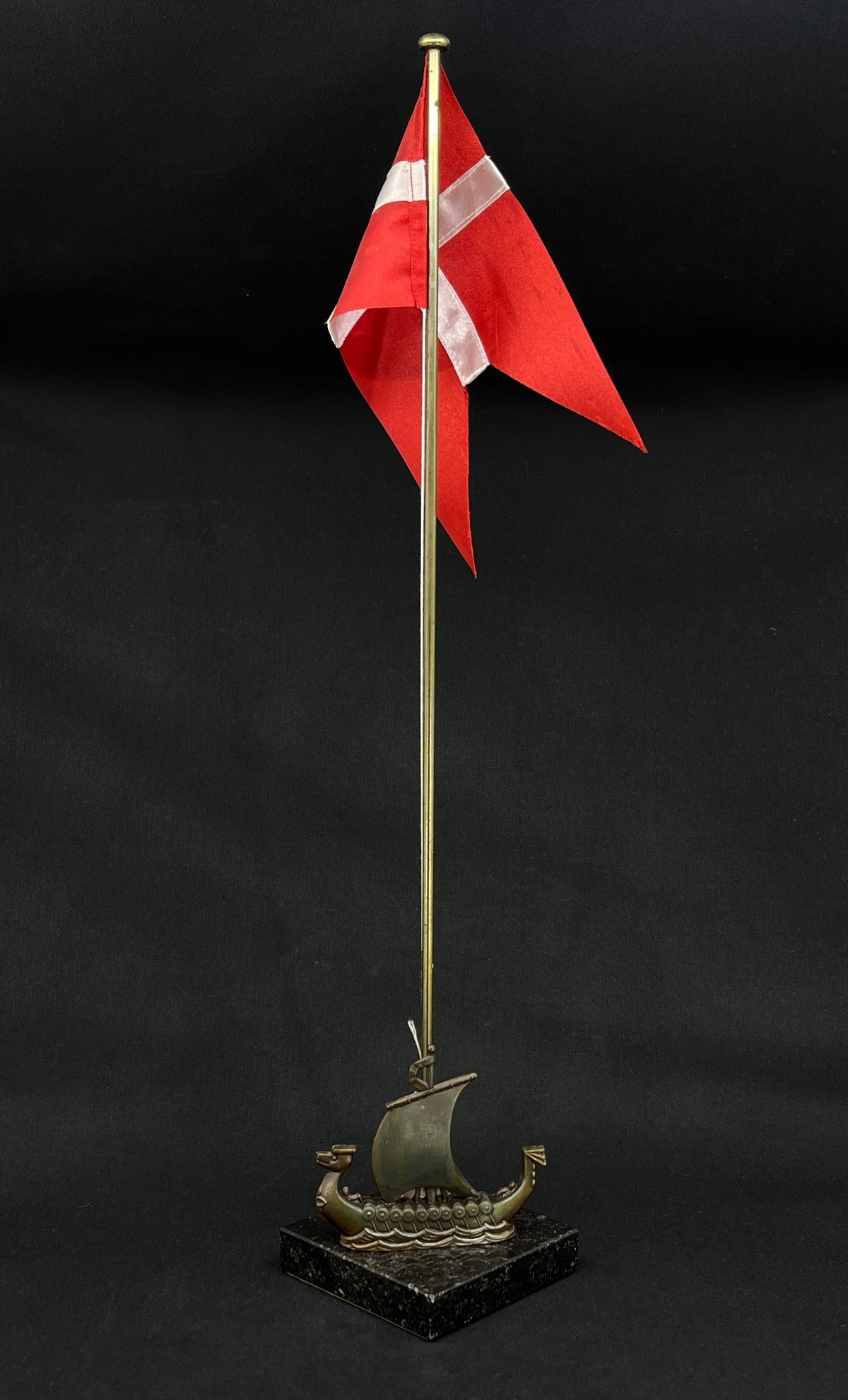 Flagstang i messing med vikingeskib
