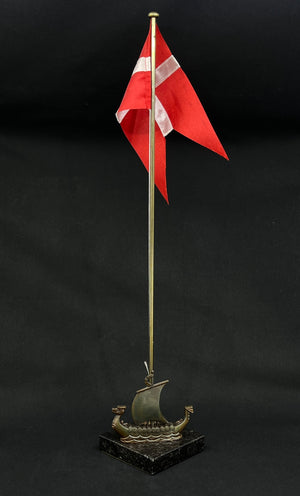 Flagstang i messing med vikingeskib