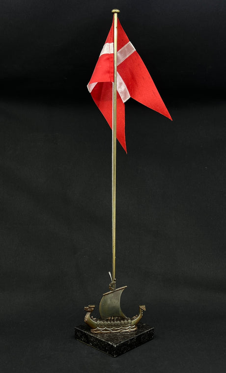 Flagstang i messing med vikingeskib