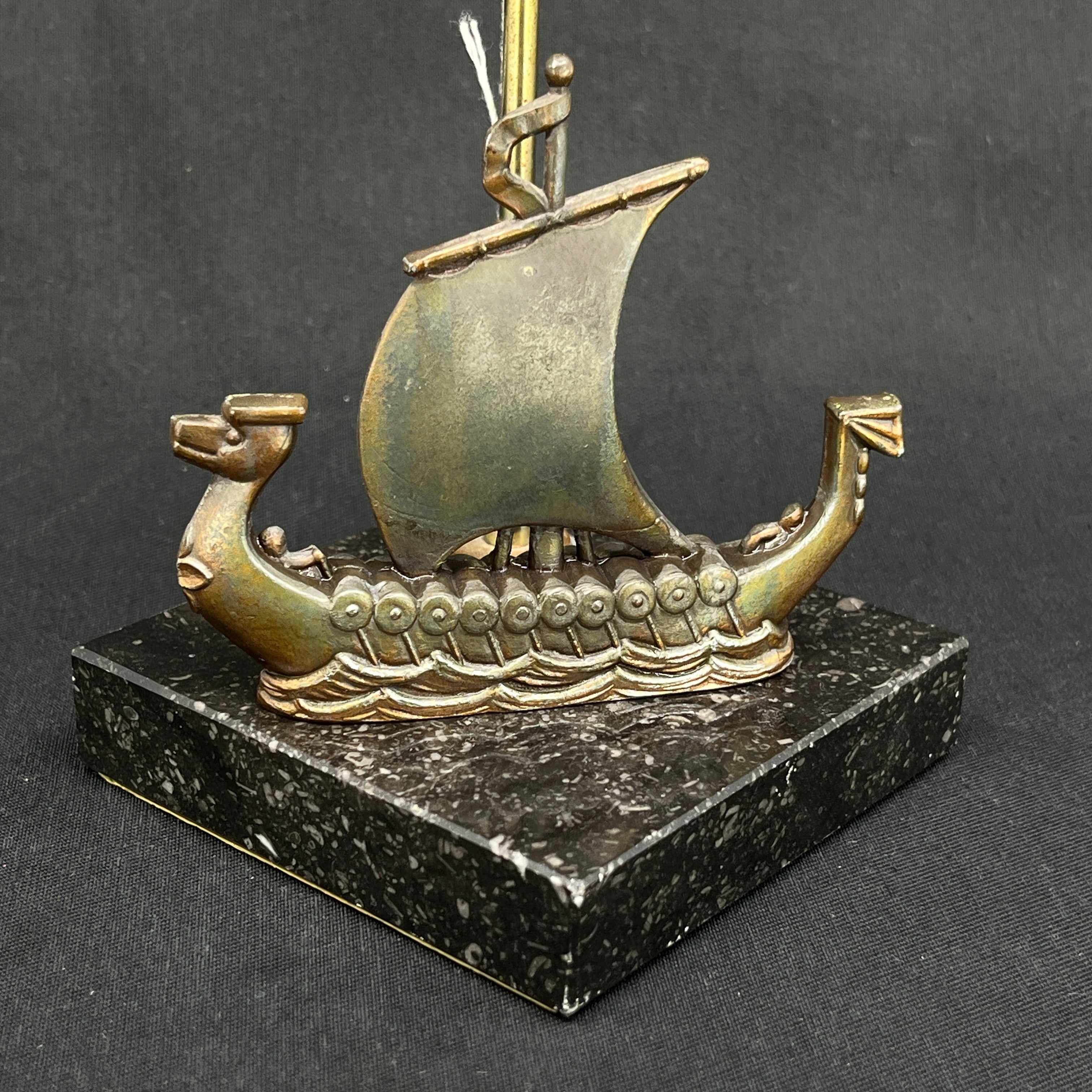Flagstang i messing med vikingeskib