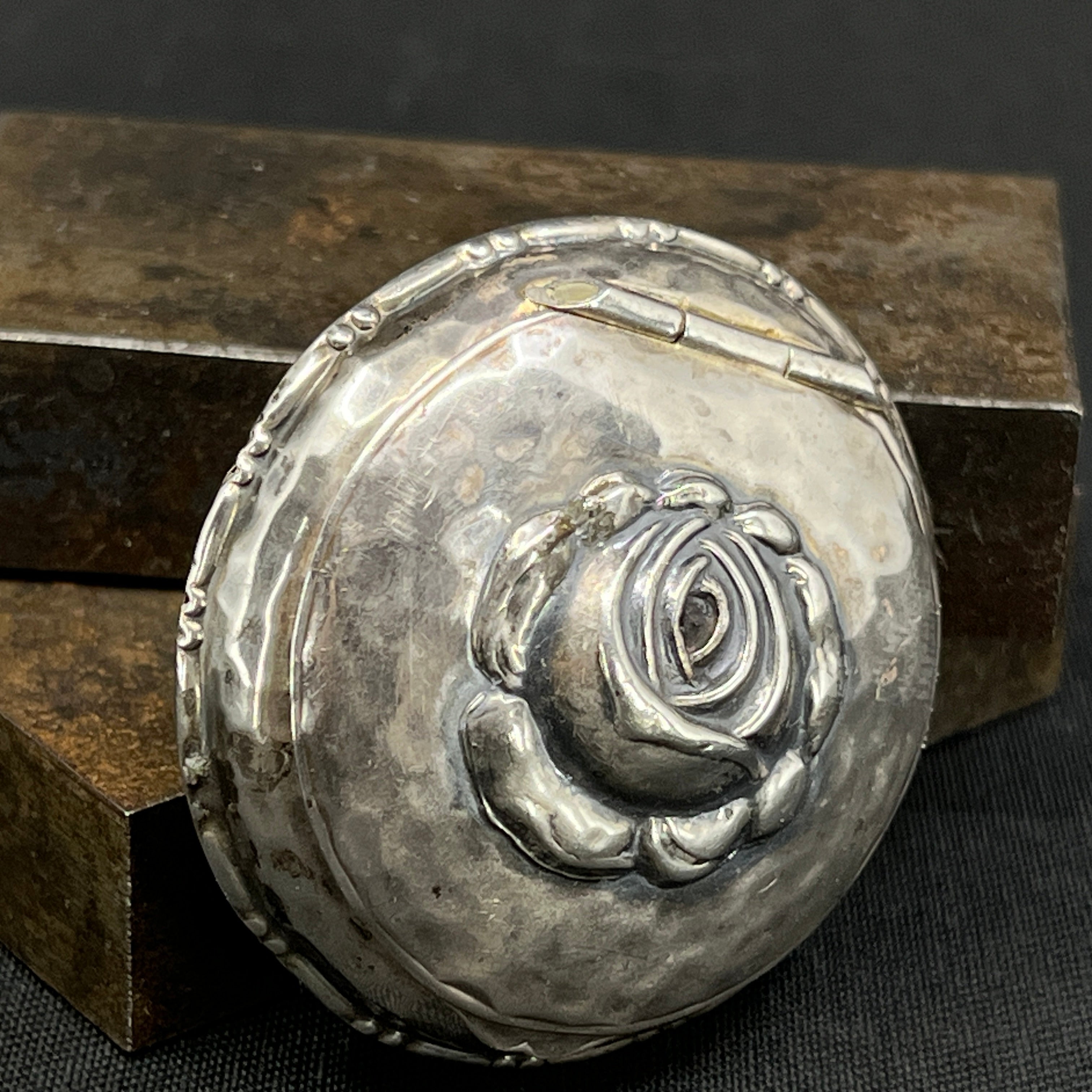 Rund pilleæske i sølv med rose