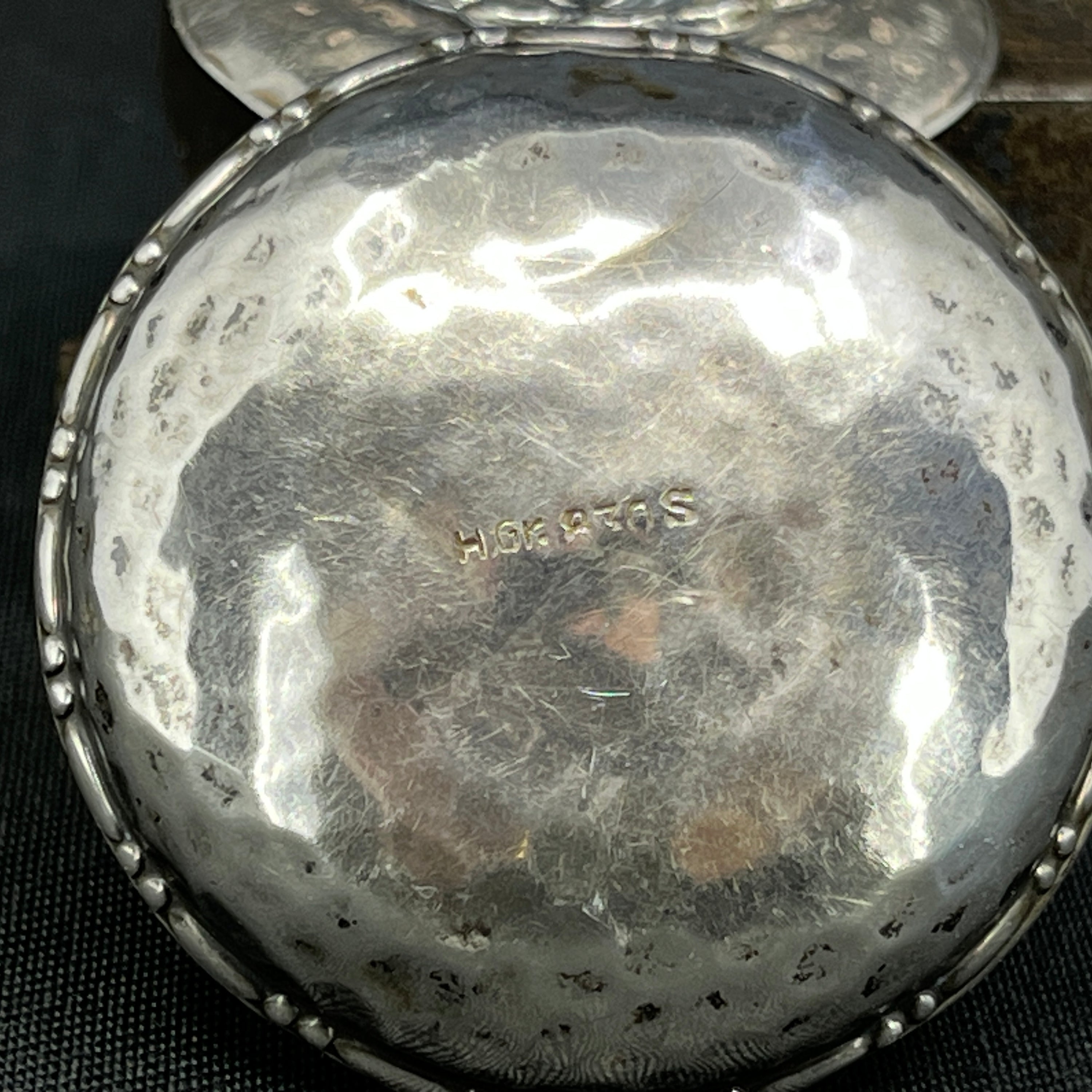 Round pill box in silver with a rose