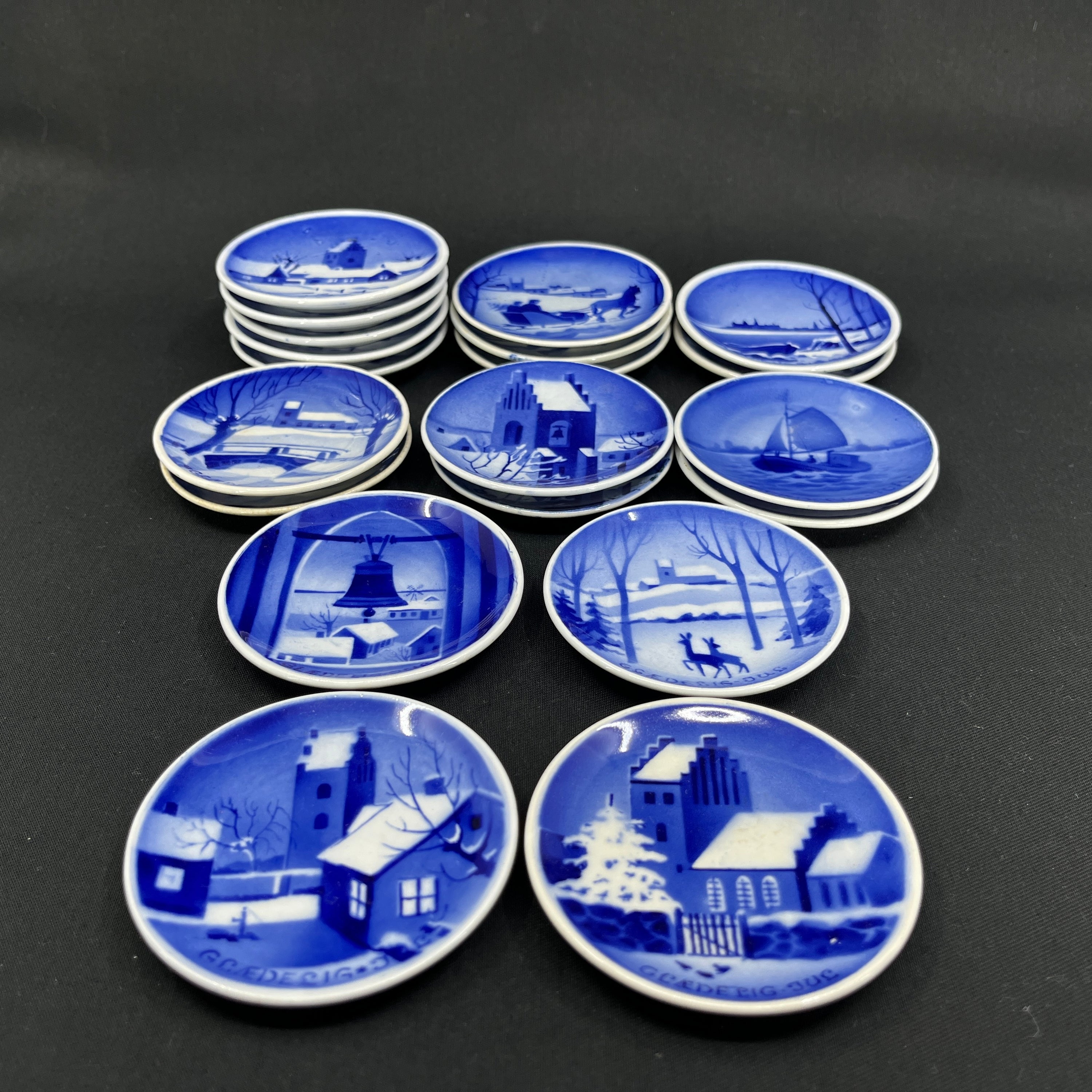 Små juleplatter fra Aluminia platter fra 1930-40'erne