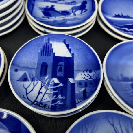 Små juleplatter fra Aluminia platter fra 1930-40'erne