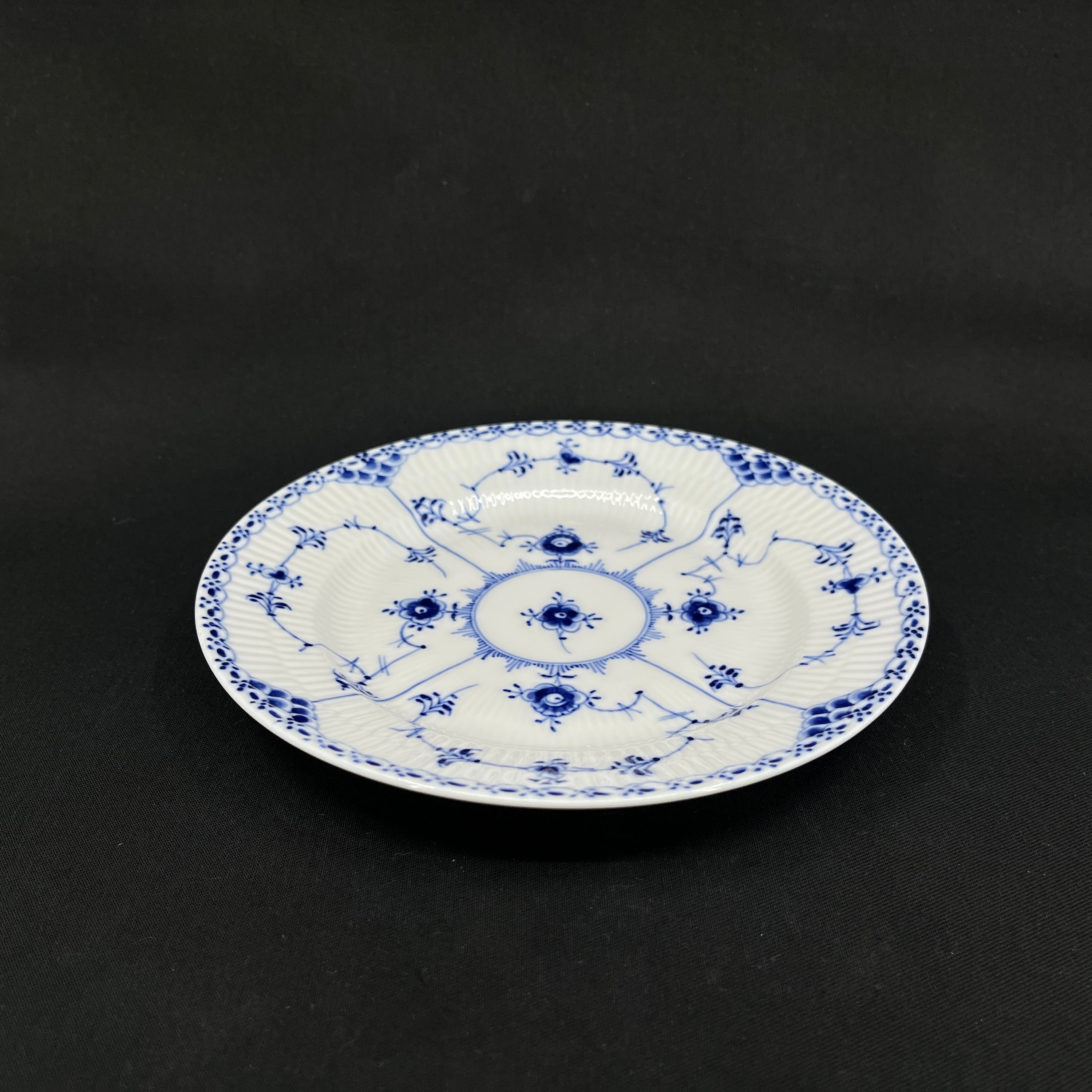 Stor Musselmalet Halvblonde kagetallerken, 19 cm. 1 sortering.