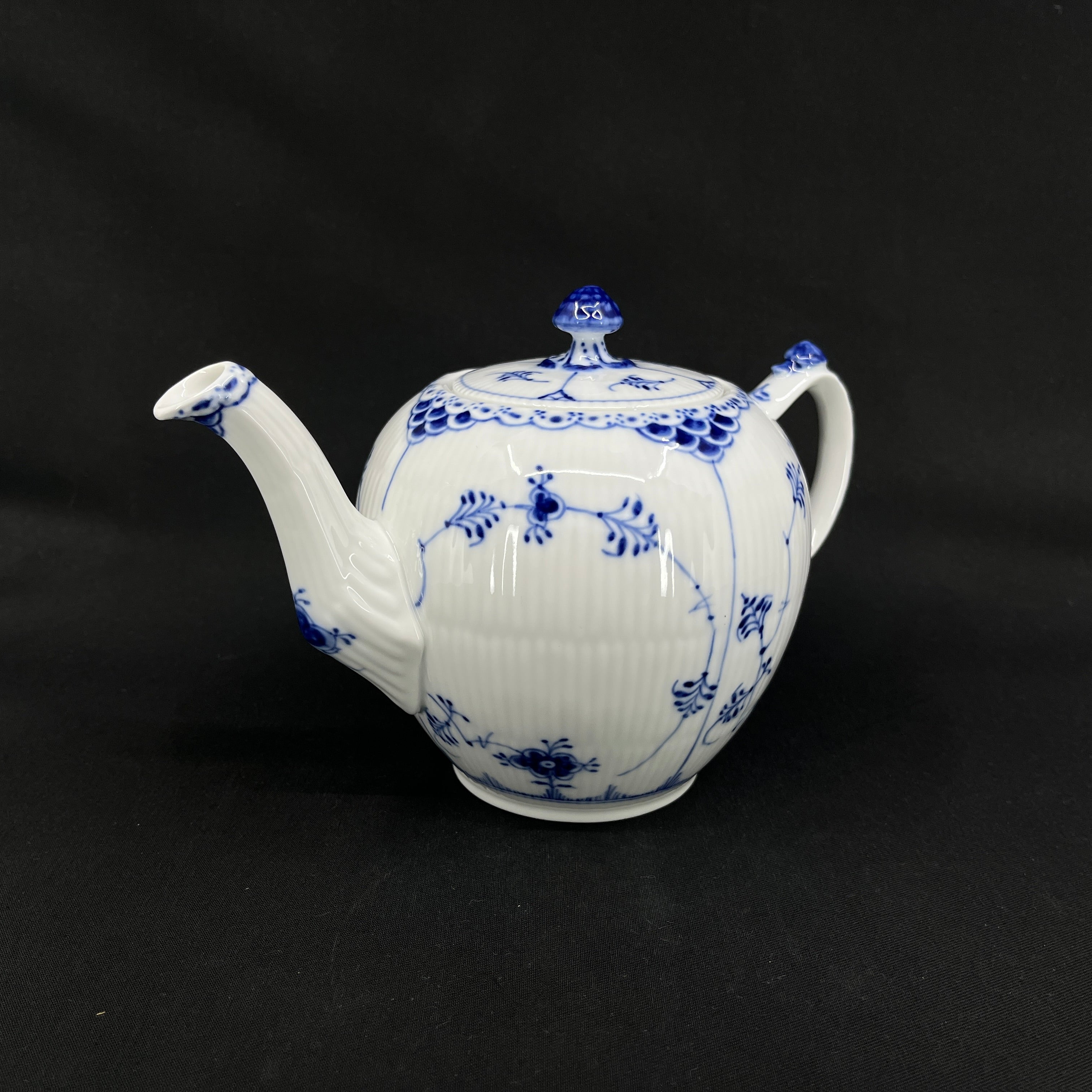 Blaue, geriffelte Teekanne mit halber Spitze