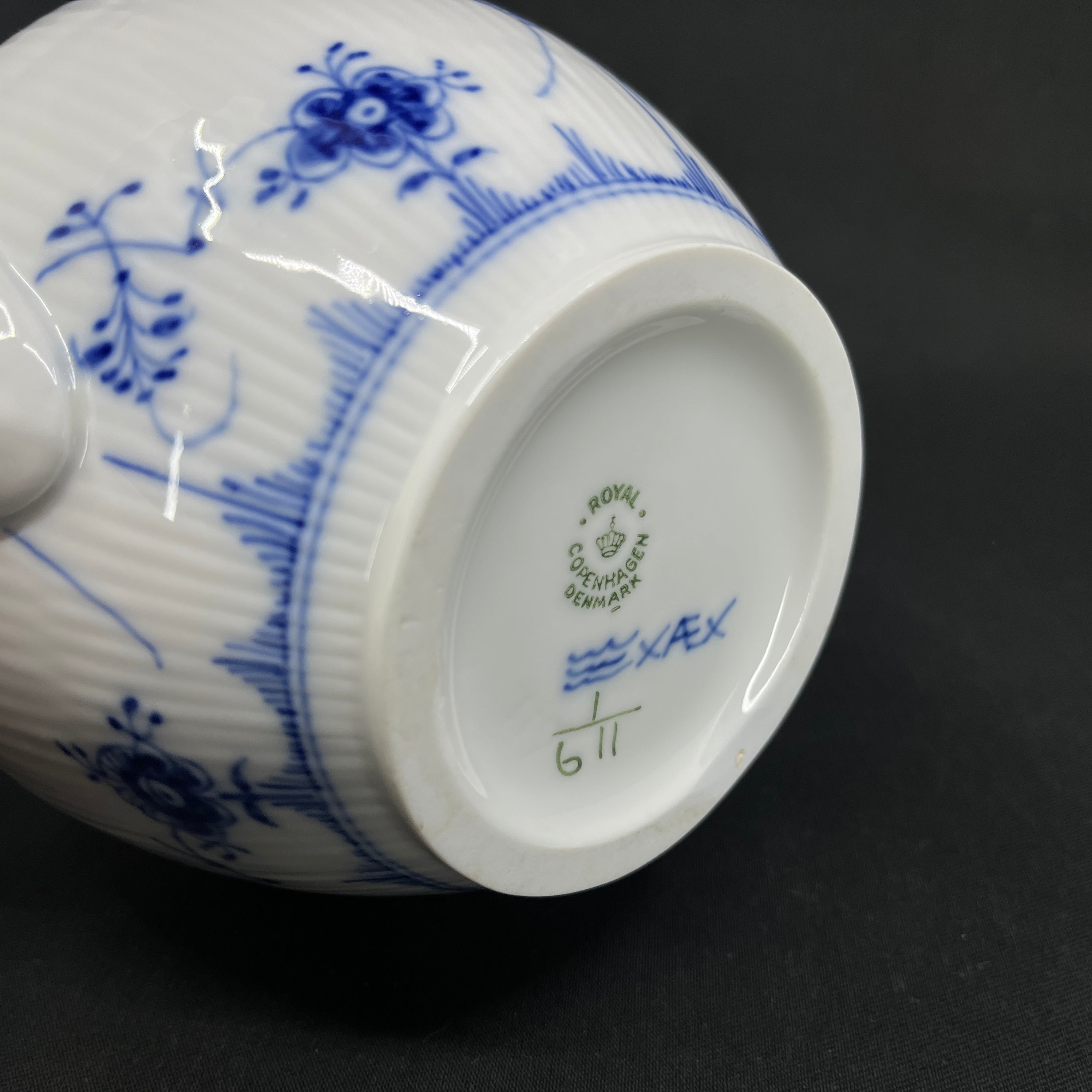 Blue Fluted Half Lace tea pot, 1/611, 1 assortment.