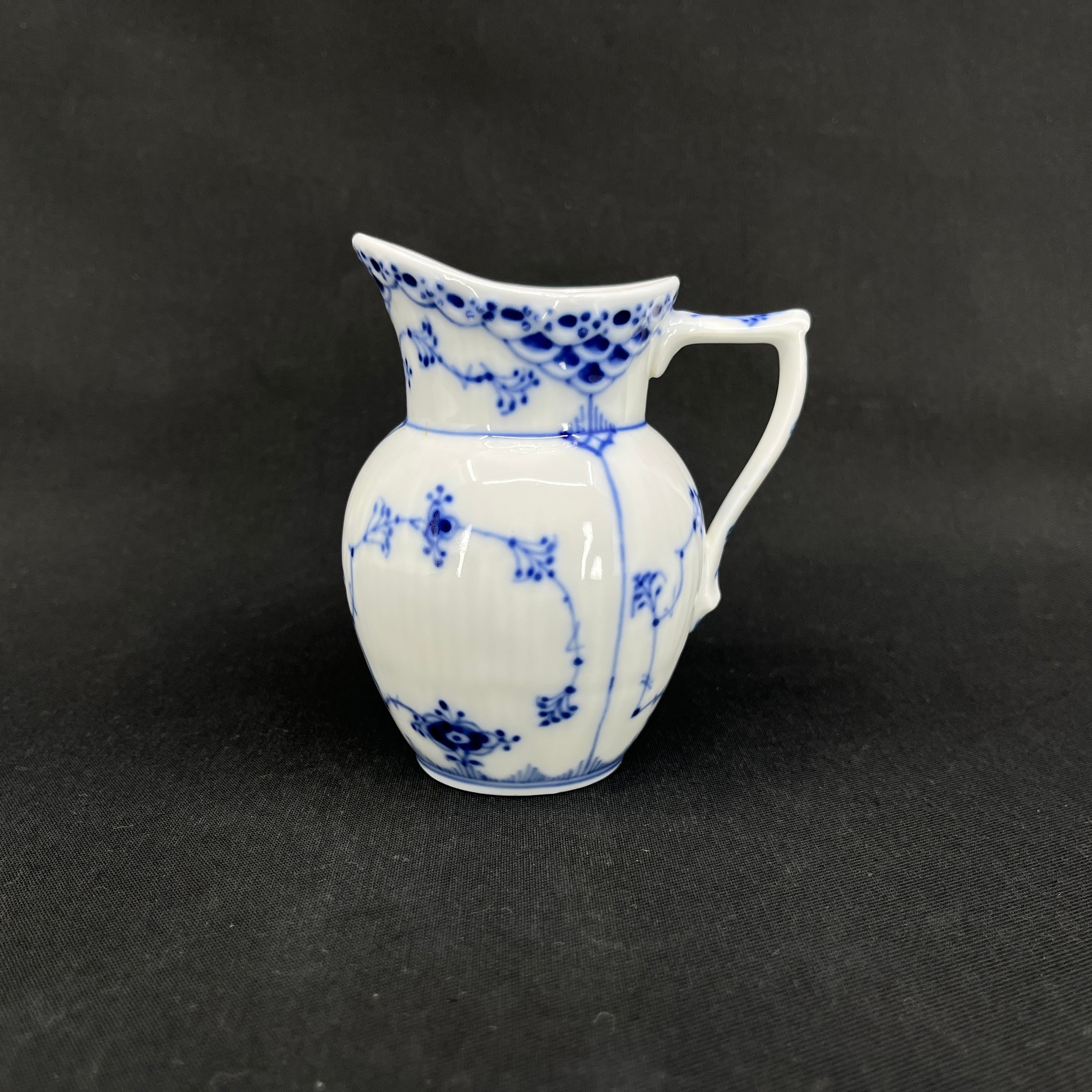 Blaue, geriffelte Sahnekännchen mit halber Spitze