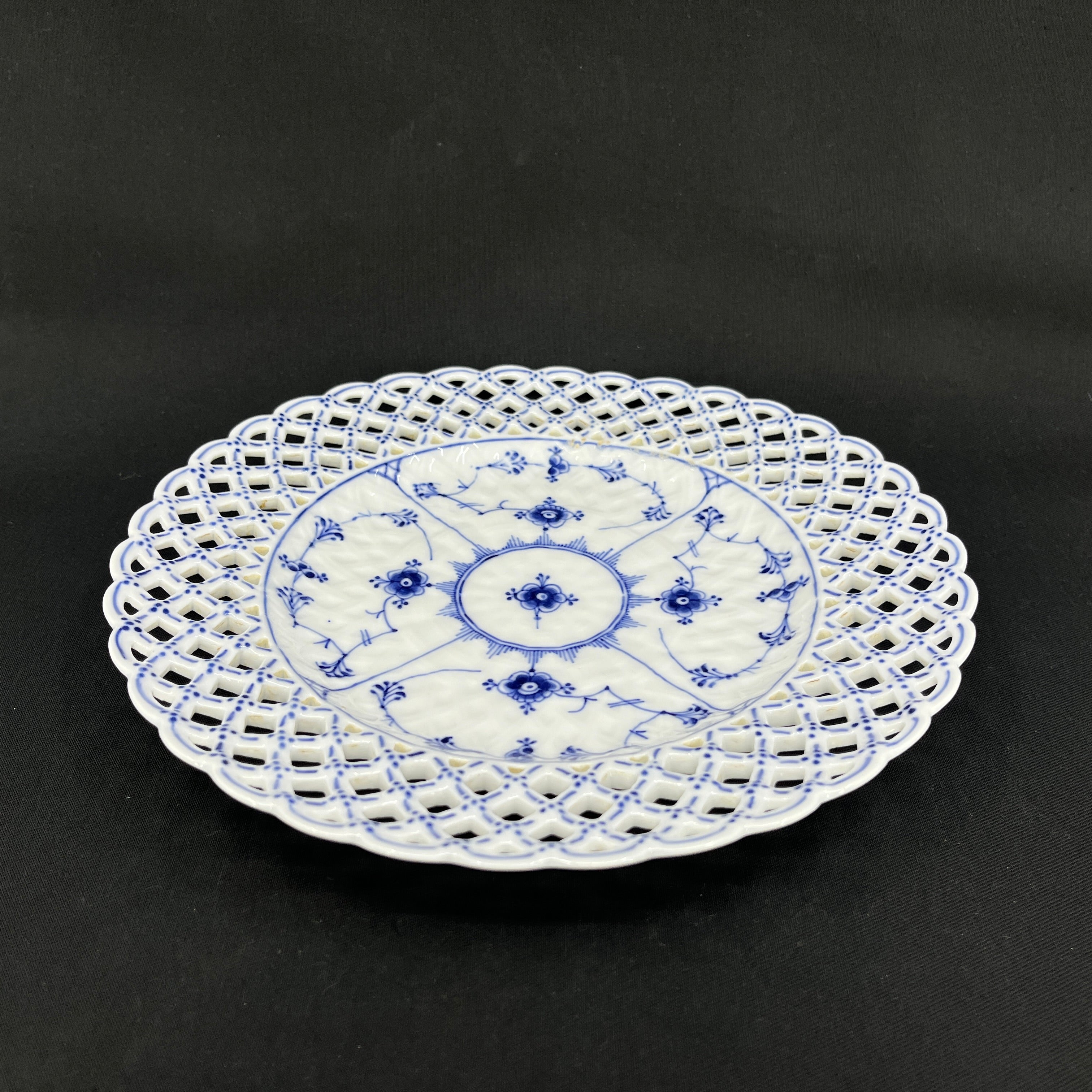 Blaue, geriffelte Obstschale mit Vollspitze und Gold