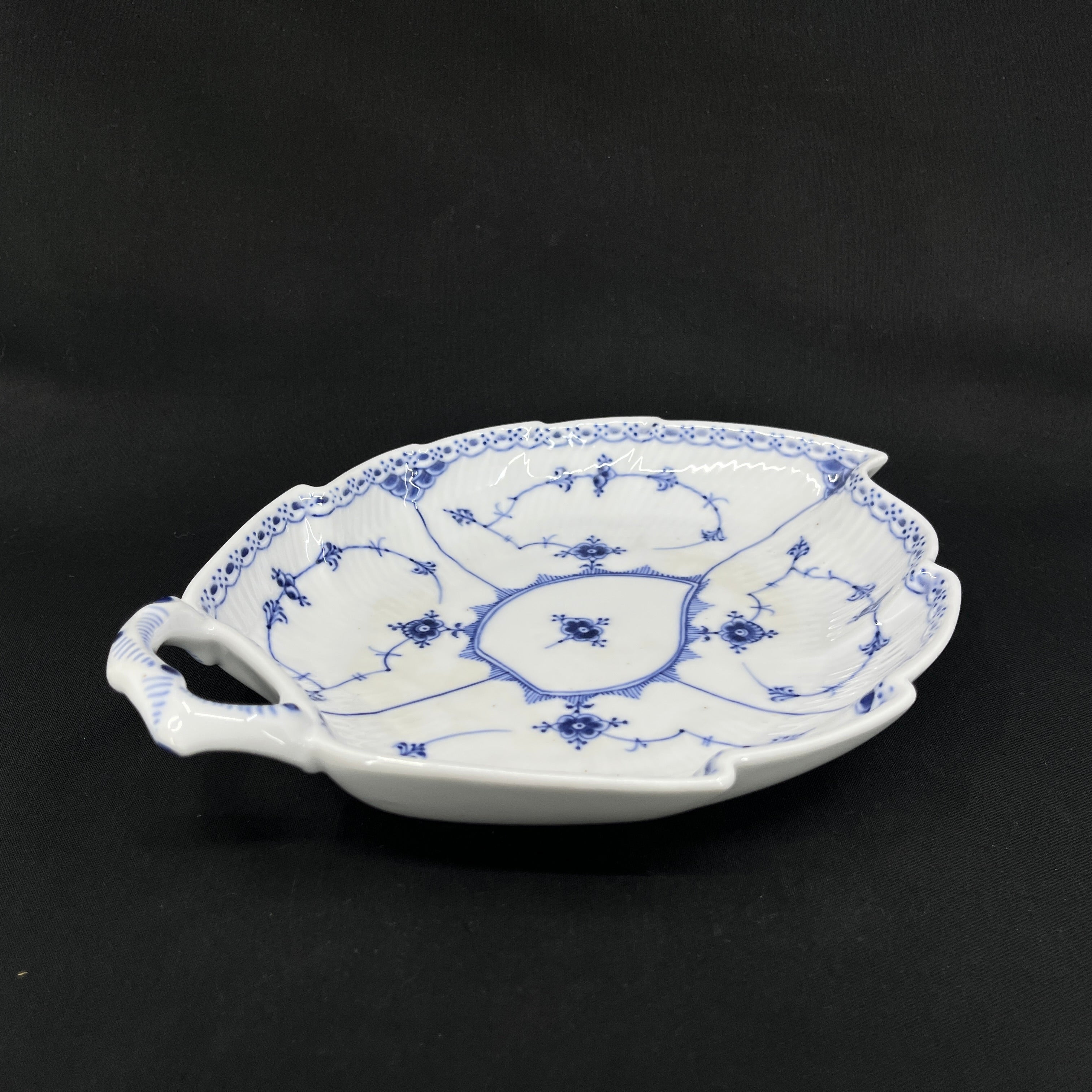 Blaue, geriffelte Schale mit halbem Spitzenblattmuster, 1898–1923, 1/549