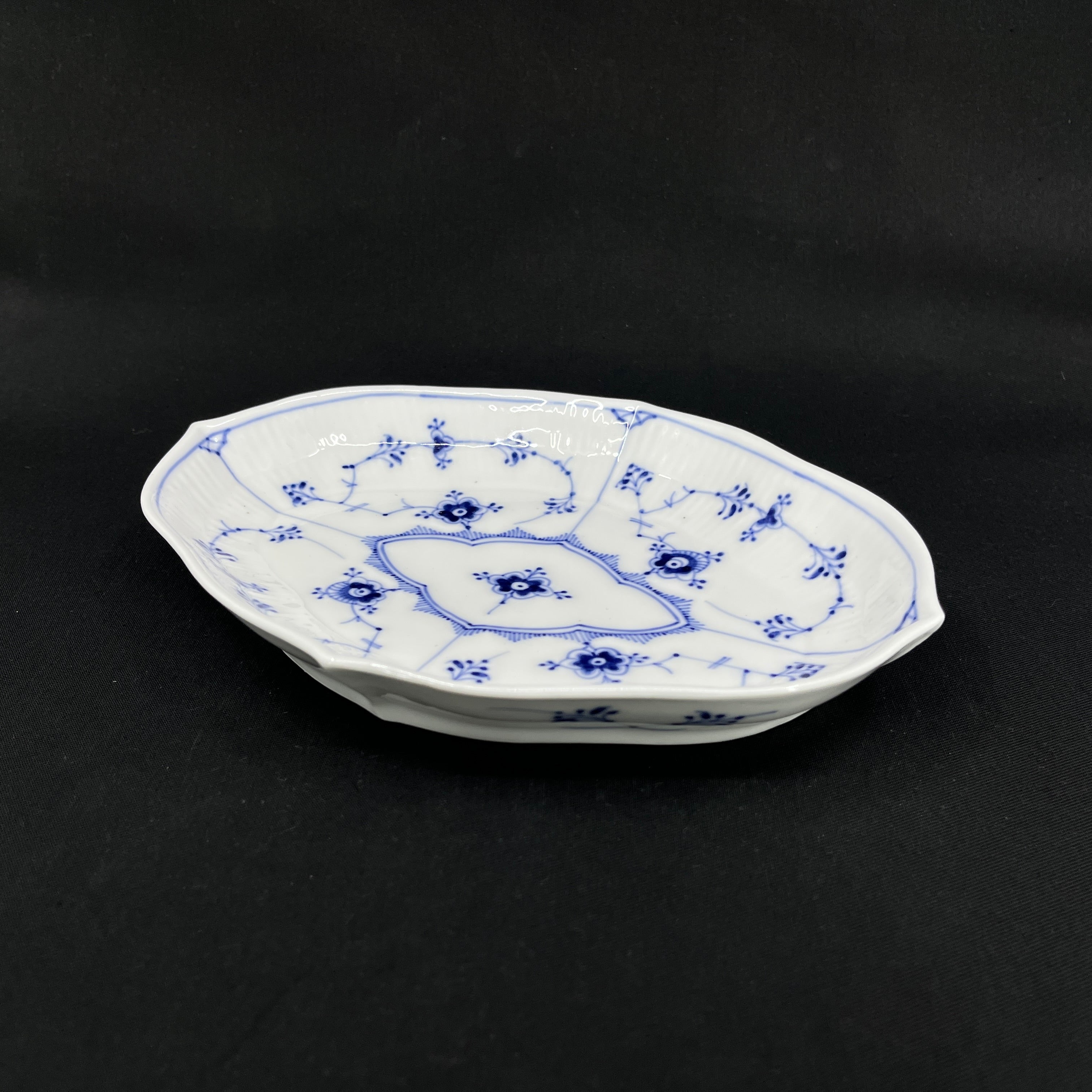 Blaue, geriffelte, ovale Schale, 1/147