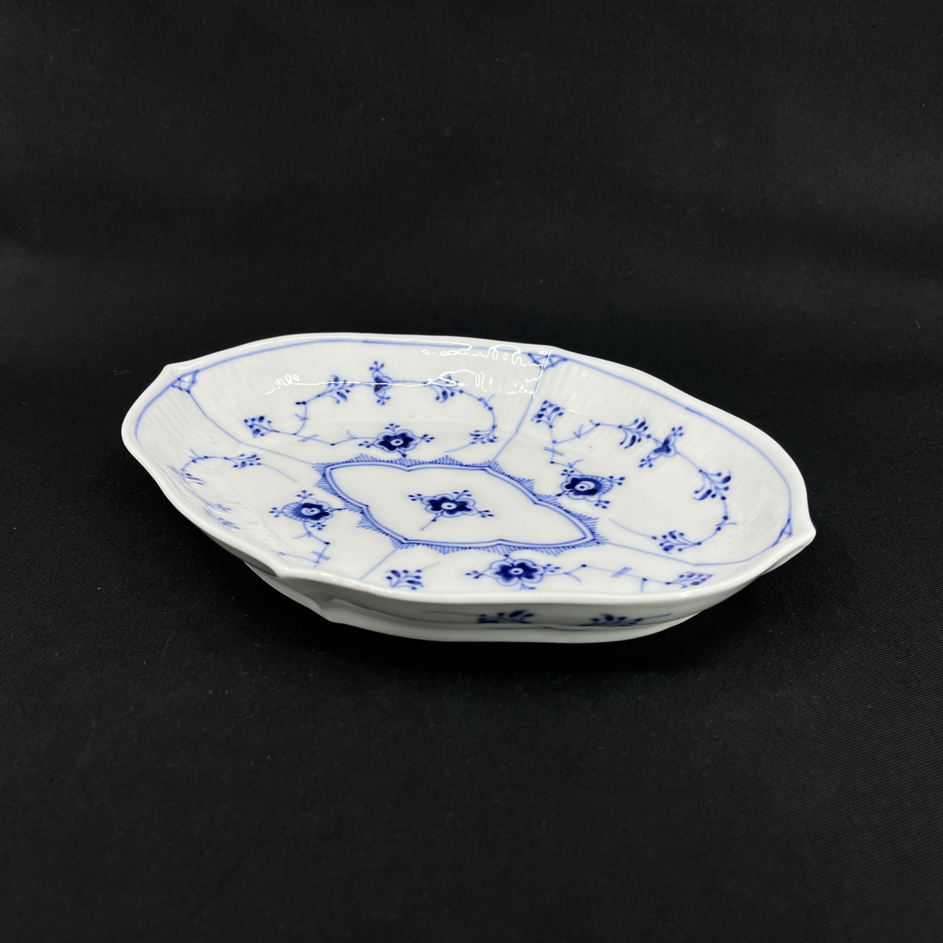 Musselmalet Riflet ovalt fad, 1/147, 1898-1923.