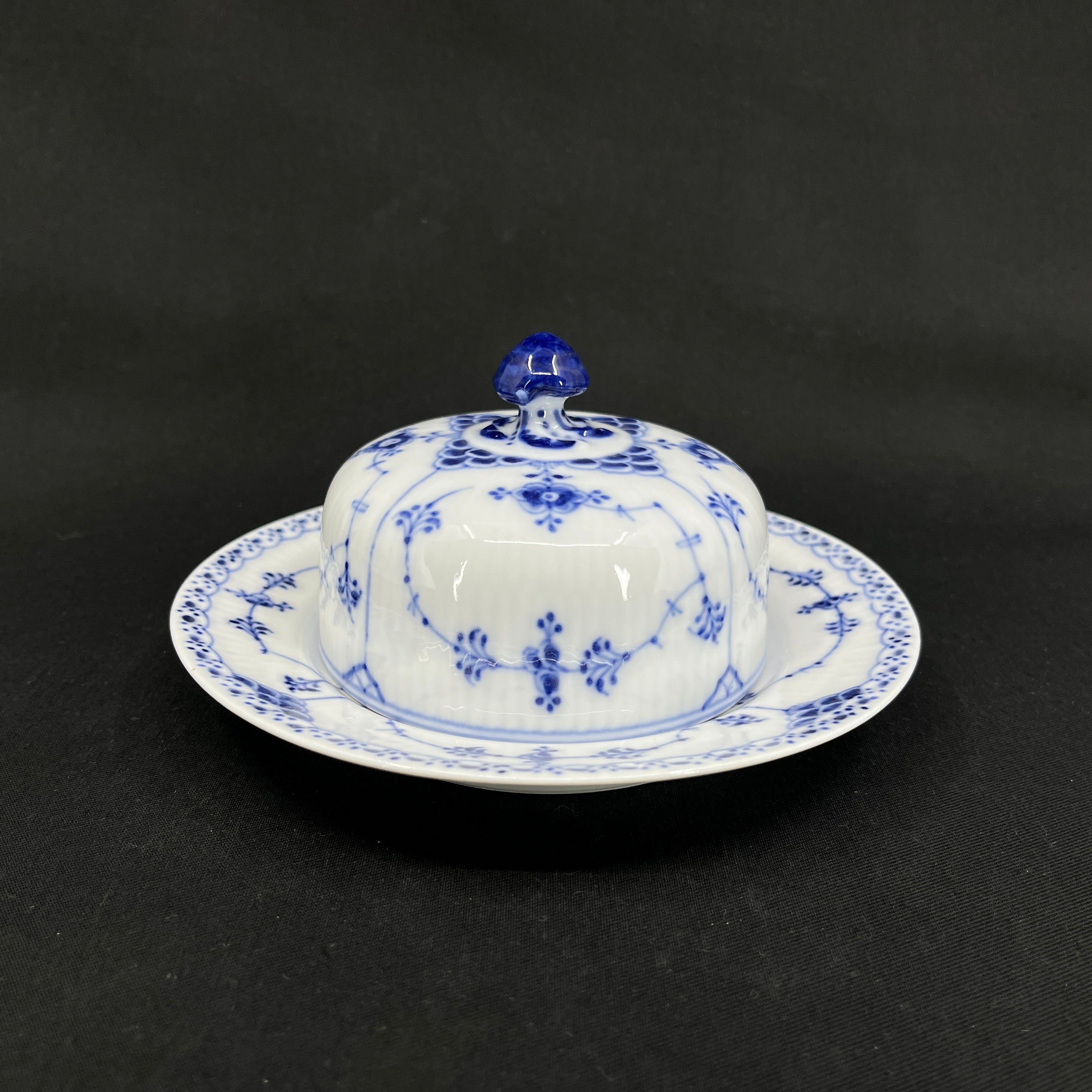 Blaue, geriffelte Butterdose mit halber Spitze (ohne Deckel)