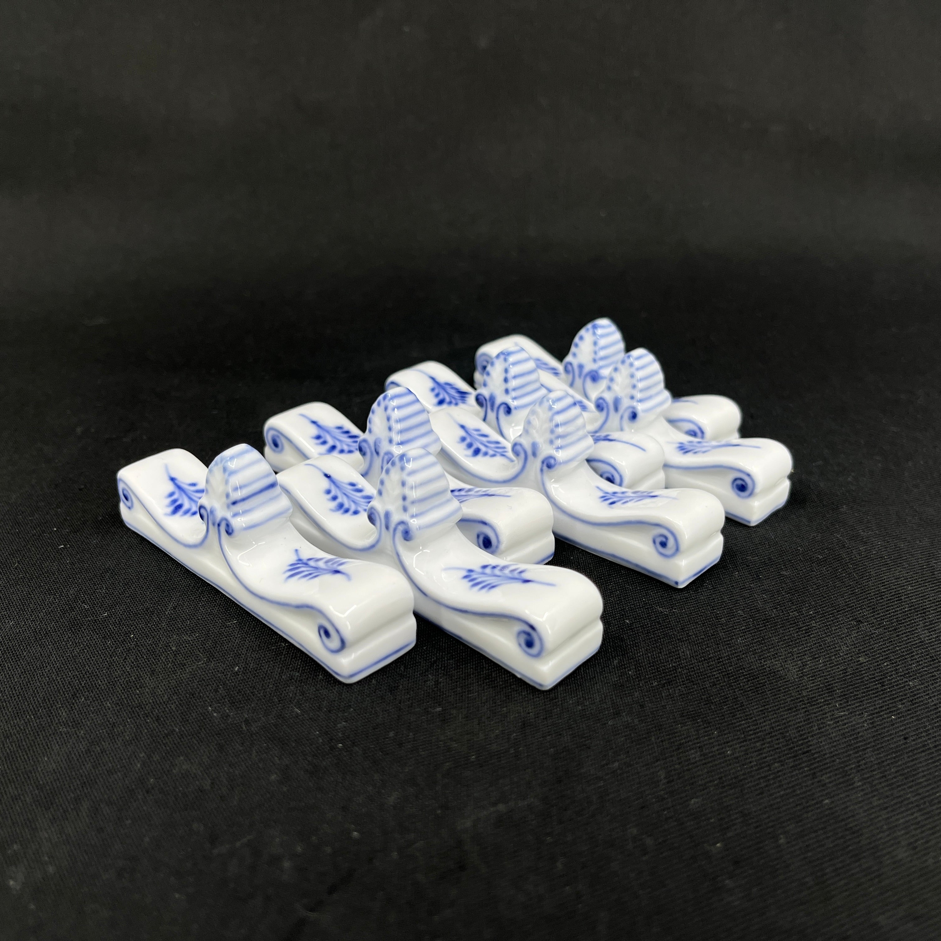 Blauer geriffelter Messerhocker