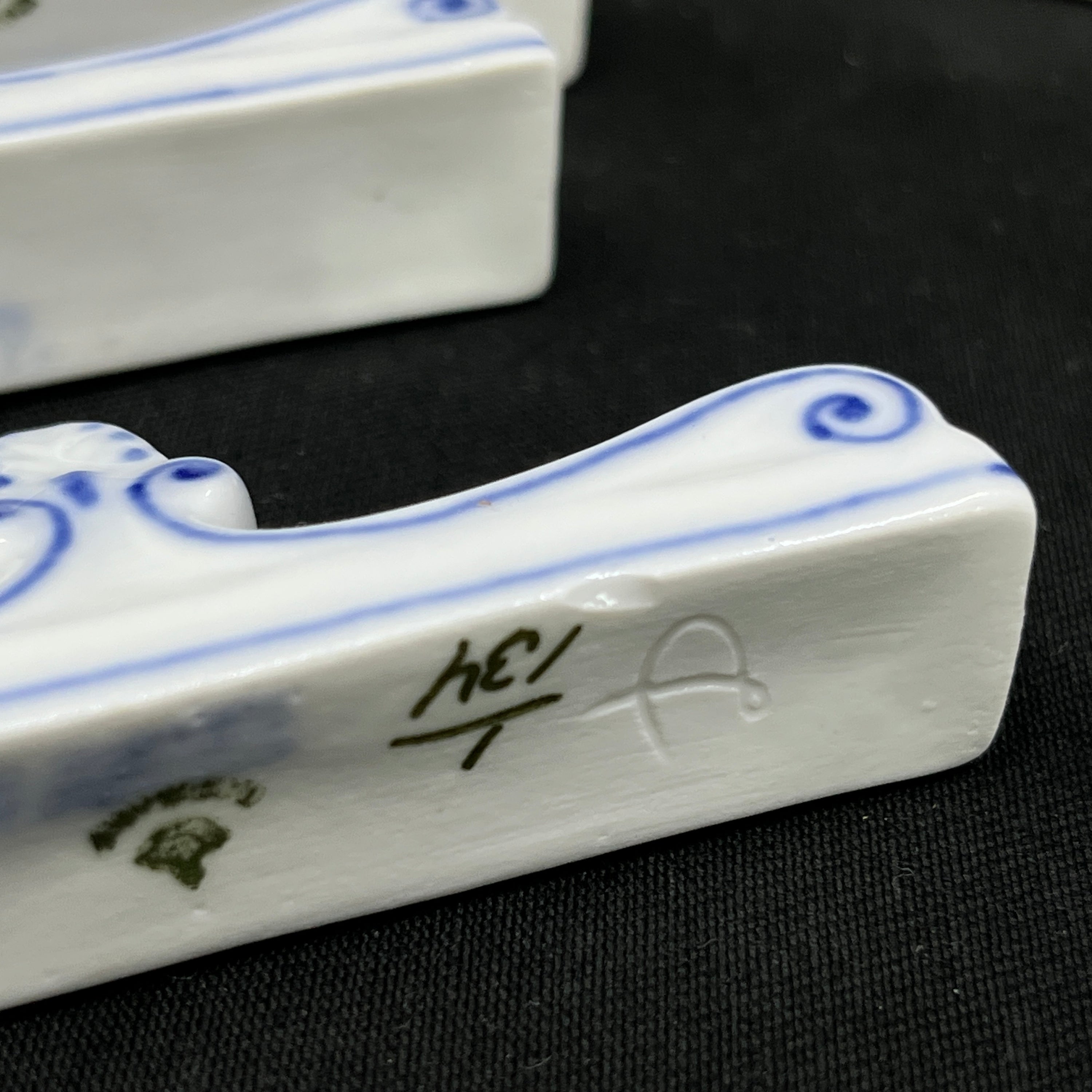 Blue Fluted Fluted Knife rest, 1/134