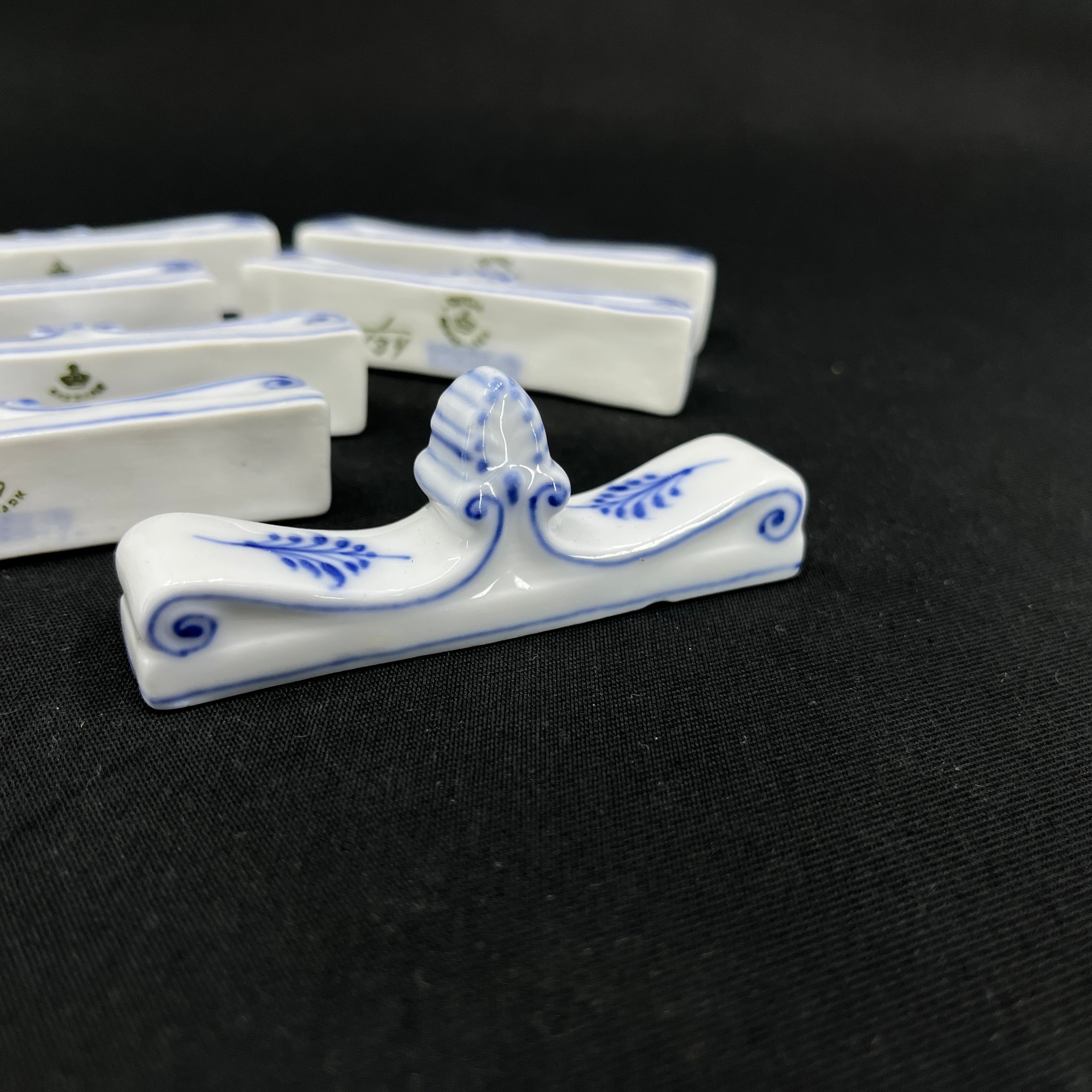 Blue Fluted Fluted Knife rest, 1/134