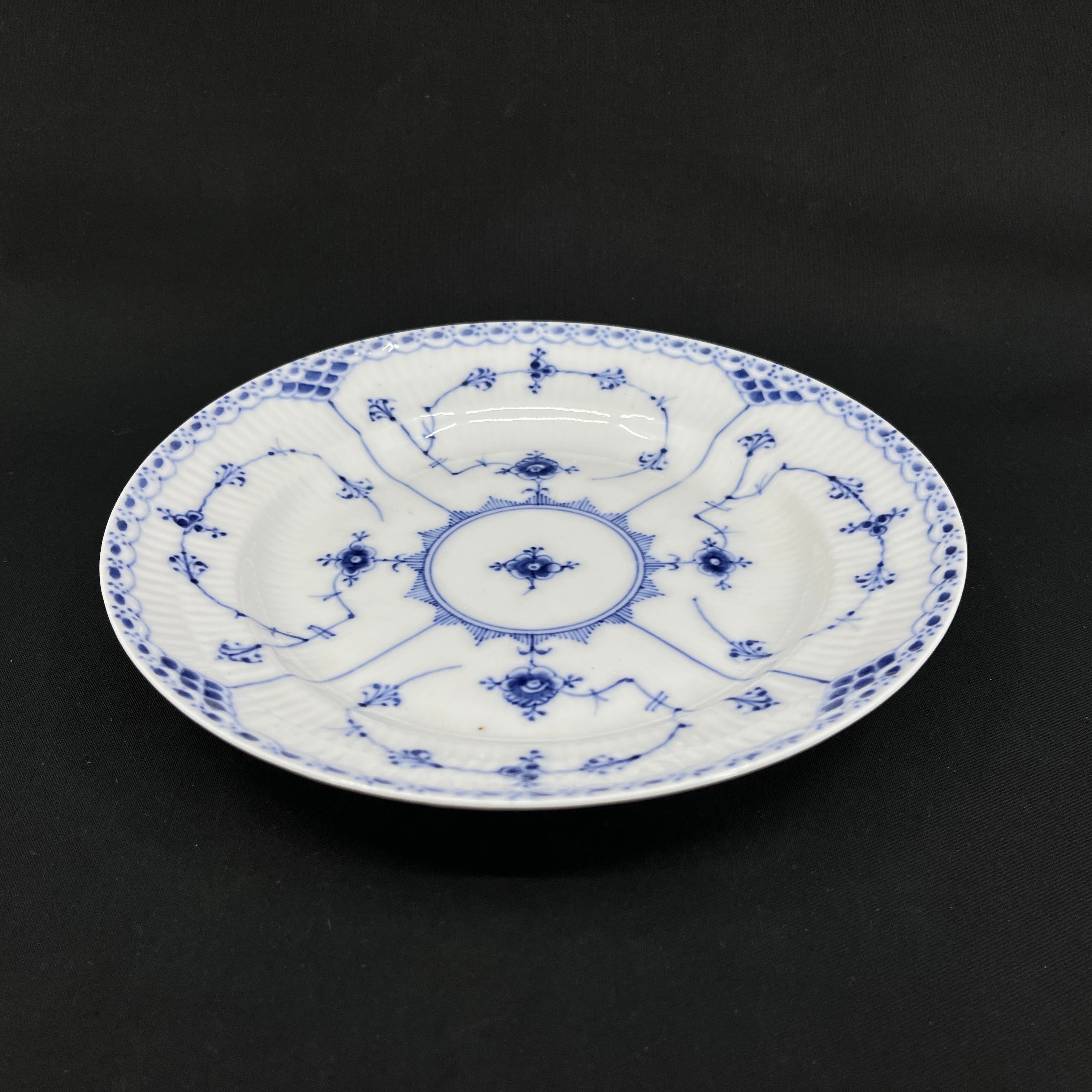 Blauer, geriffelter Halbspitzen-Speiseteller, 22,5 cm.