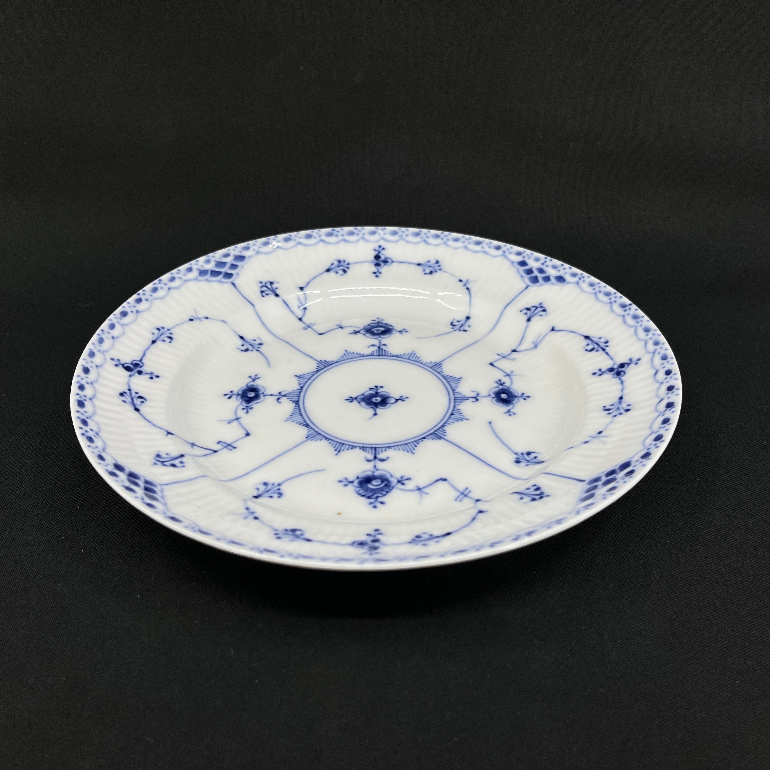 Mussel-painted half-blond lunch plate, 22.5 cm., 2 assort.