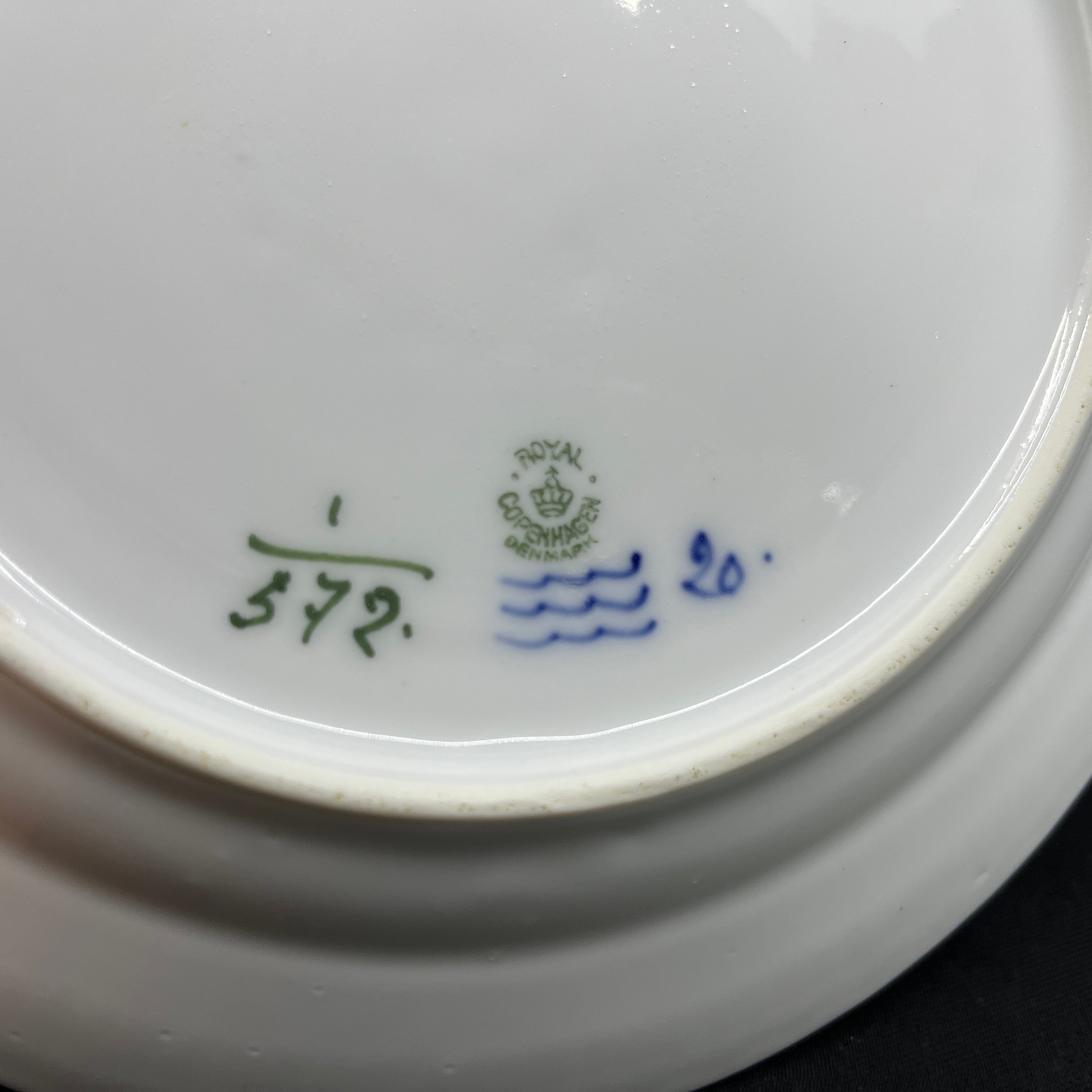 Mussel-painted half-blond lunch plate, 22.5 cm., 2 assort.