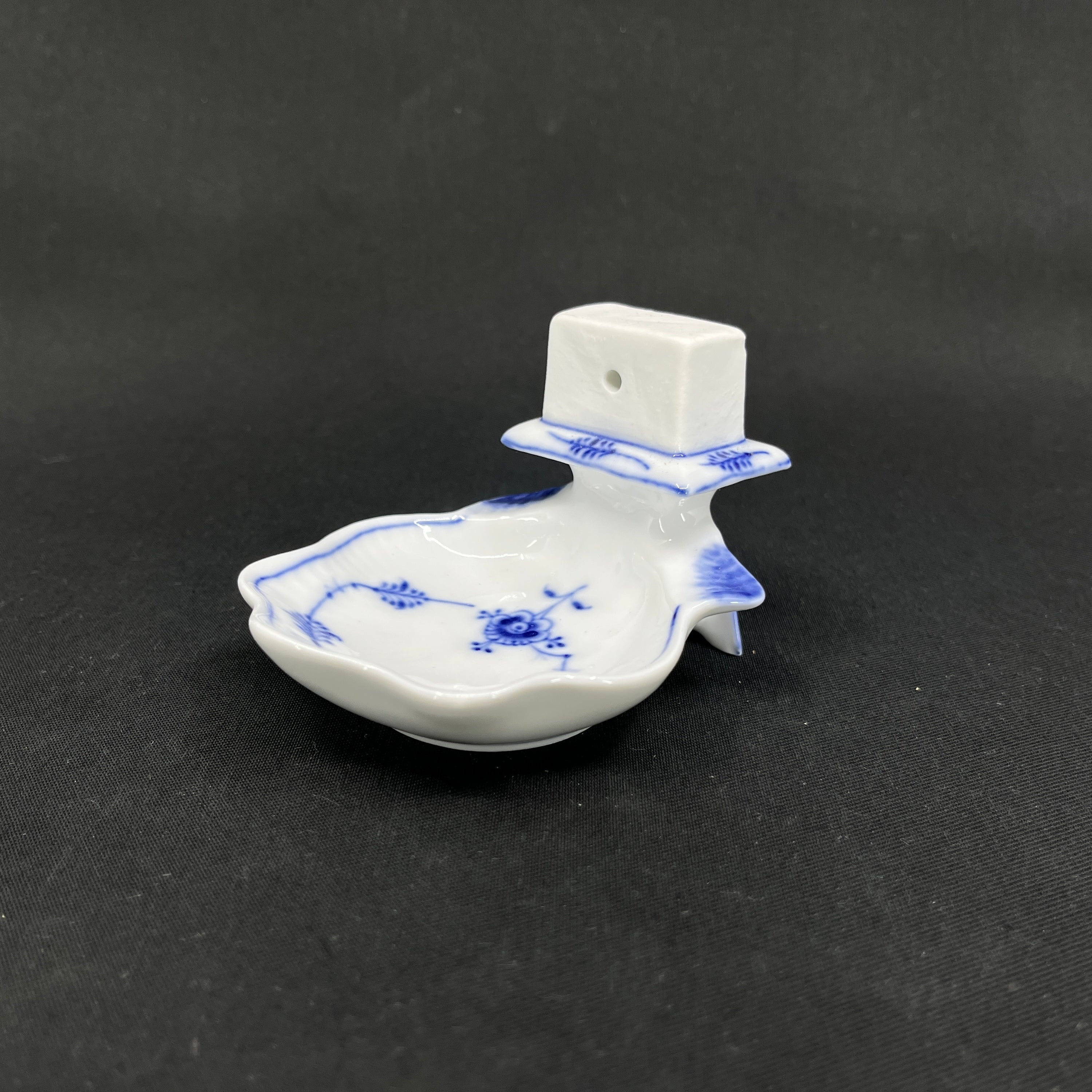 Blue Fluted Plain match bow holder, 1/2044