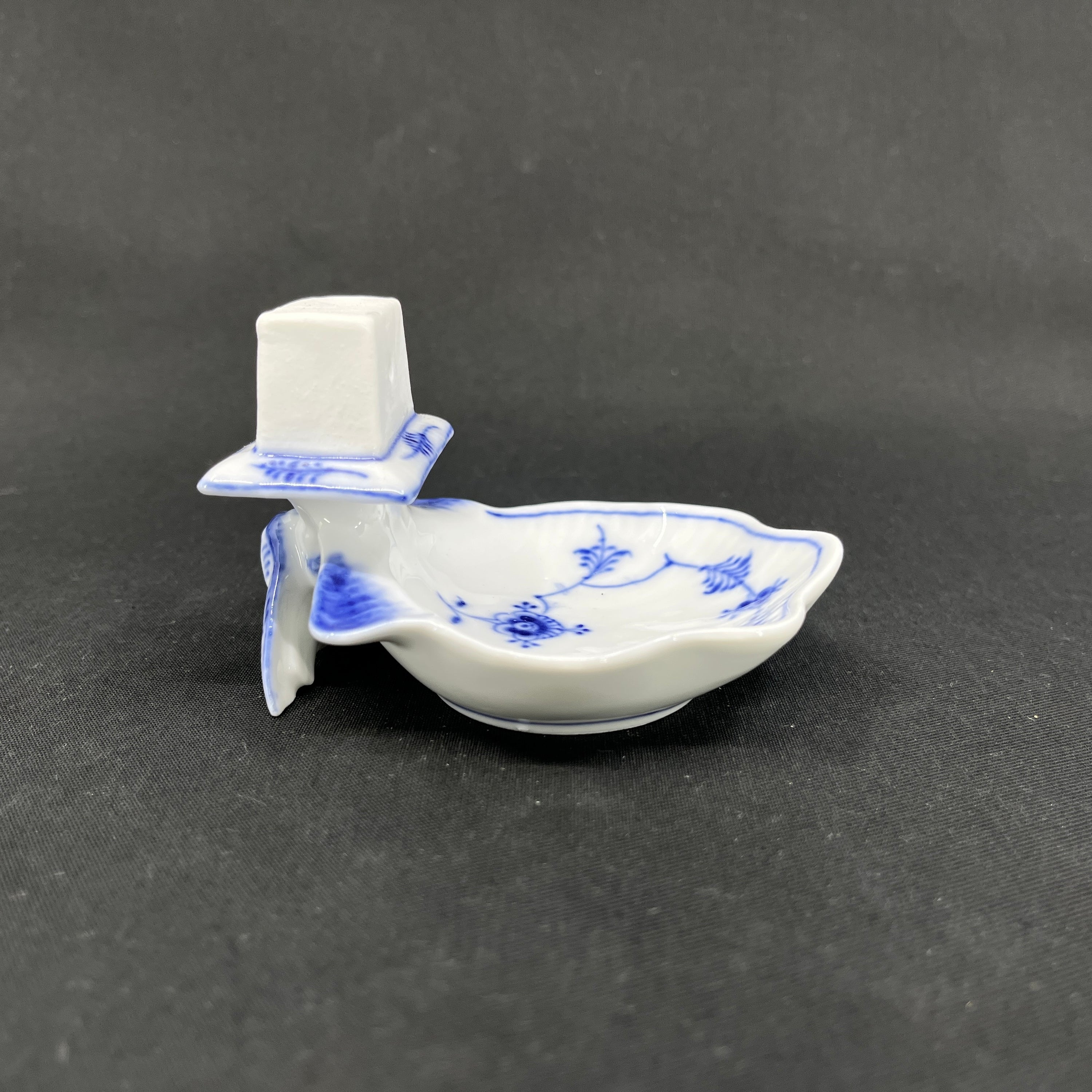 Blue Fluted Plain match bow holder, 1/2044