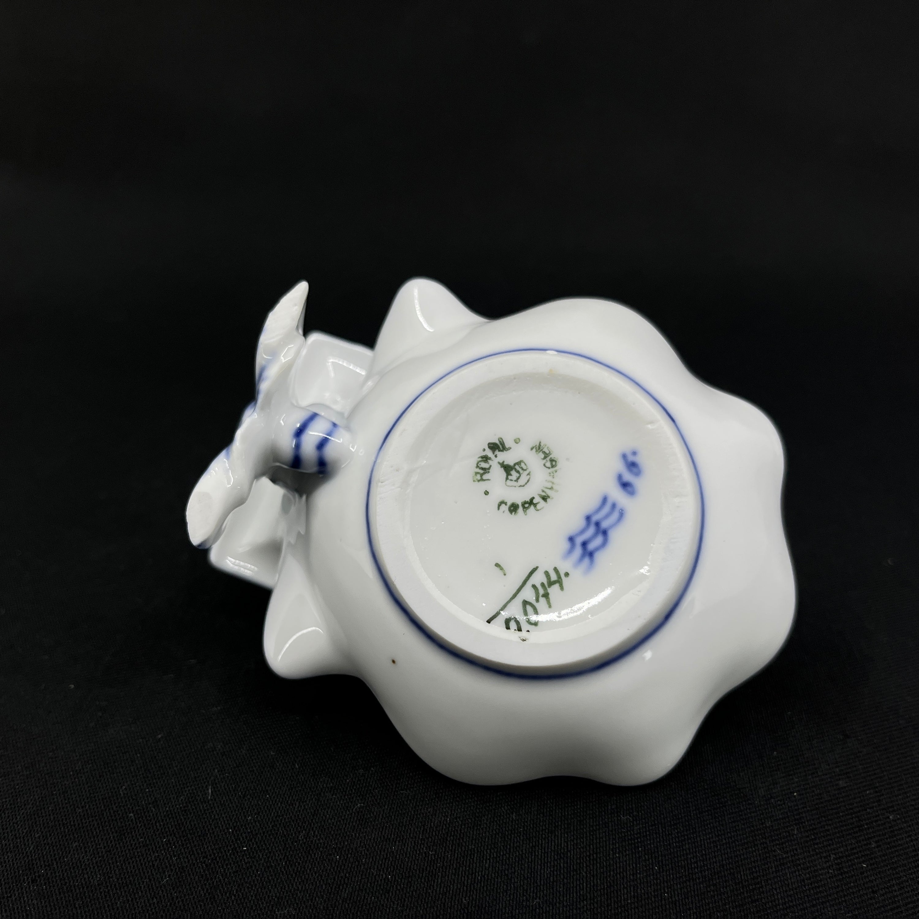 Blue Fluted Plain match bow holder, 1/2044