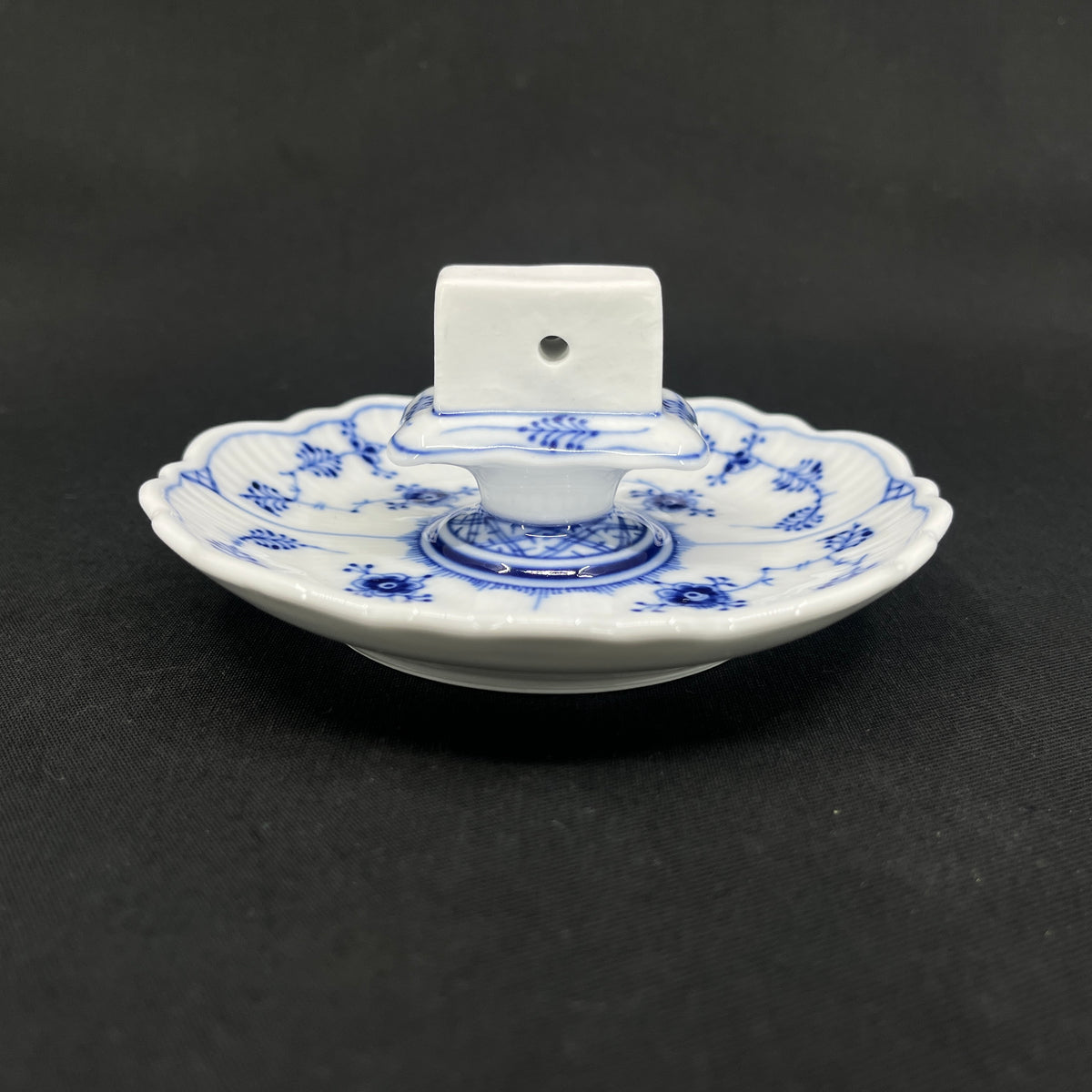 Musselmalet riflet tændstiksholder, 1/136