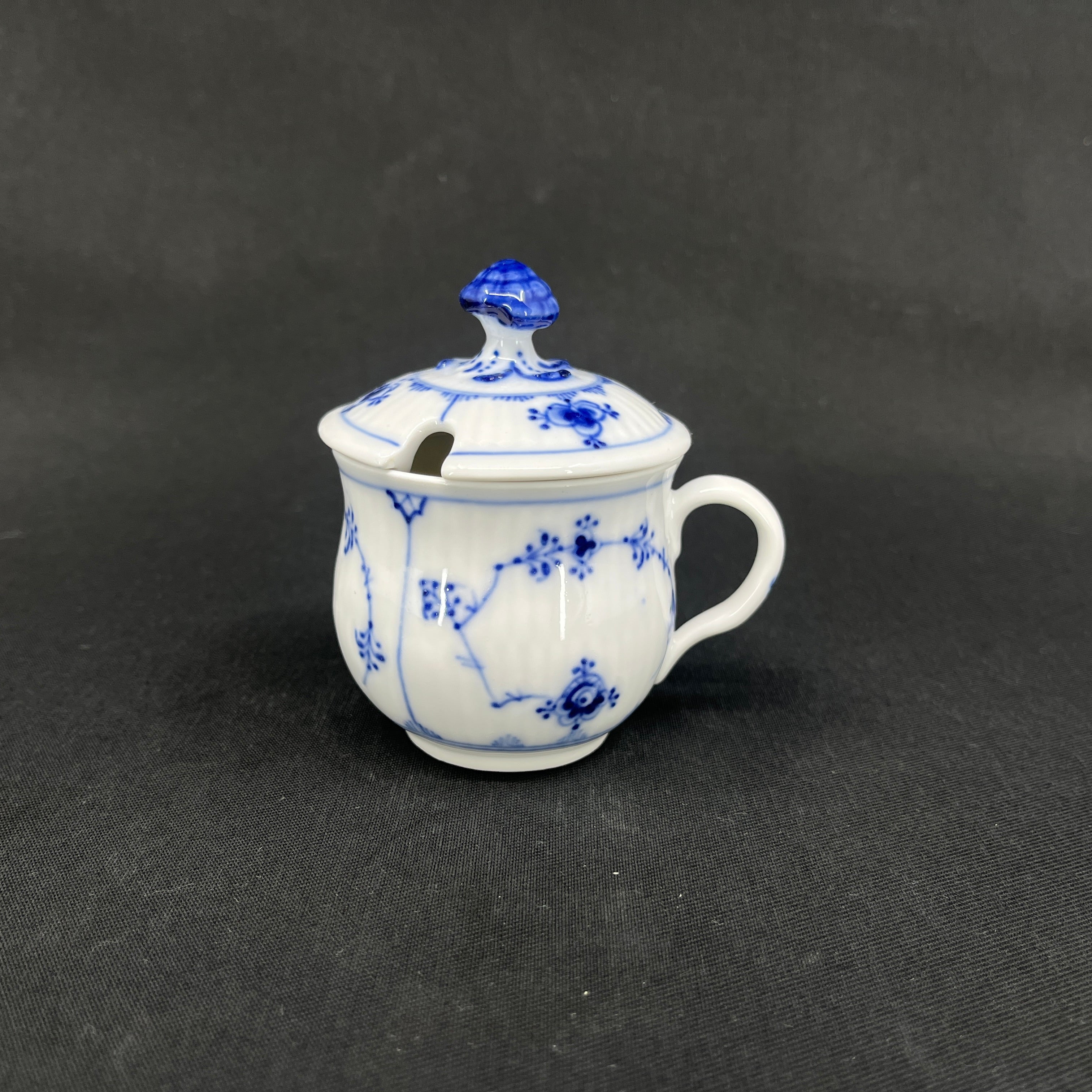 Blaues geriffeltes Senfglas