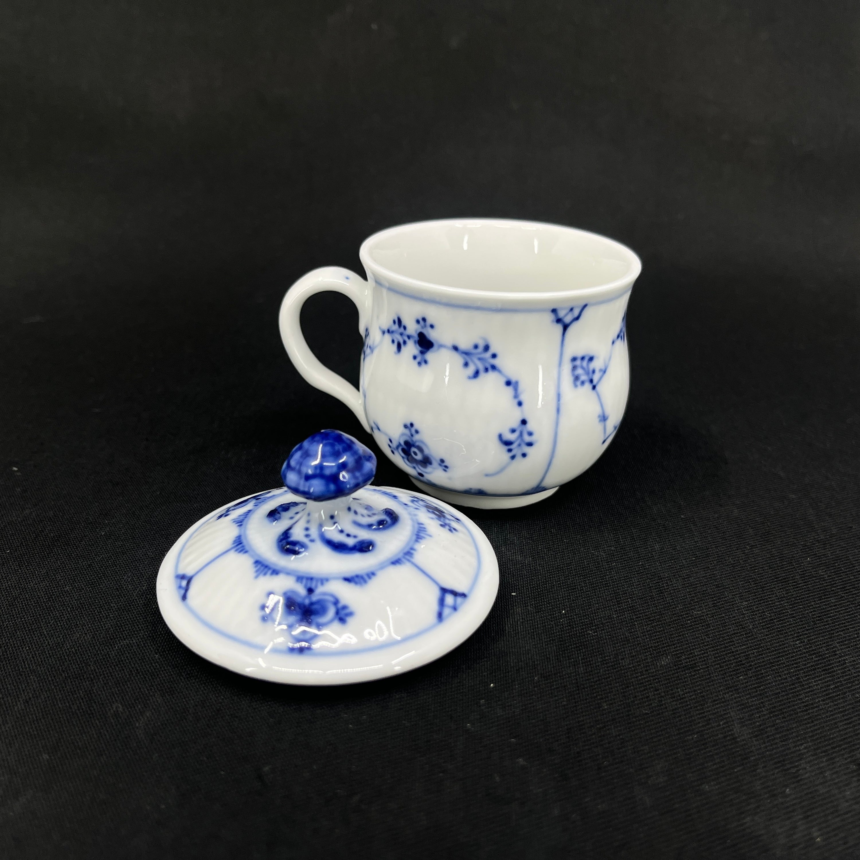 Blue Fluted Mustard jar, 1898-1923