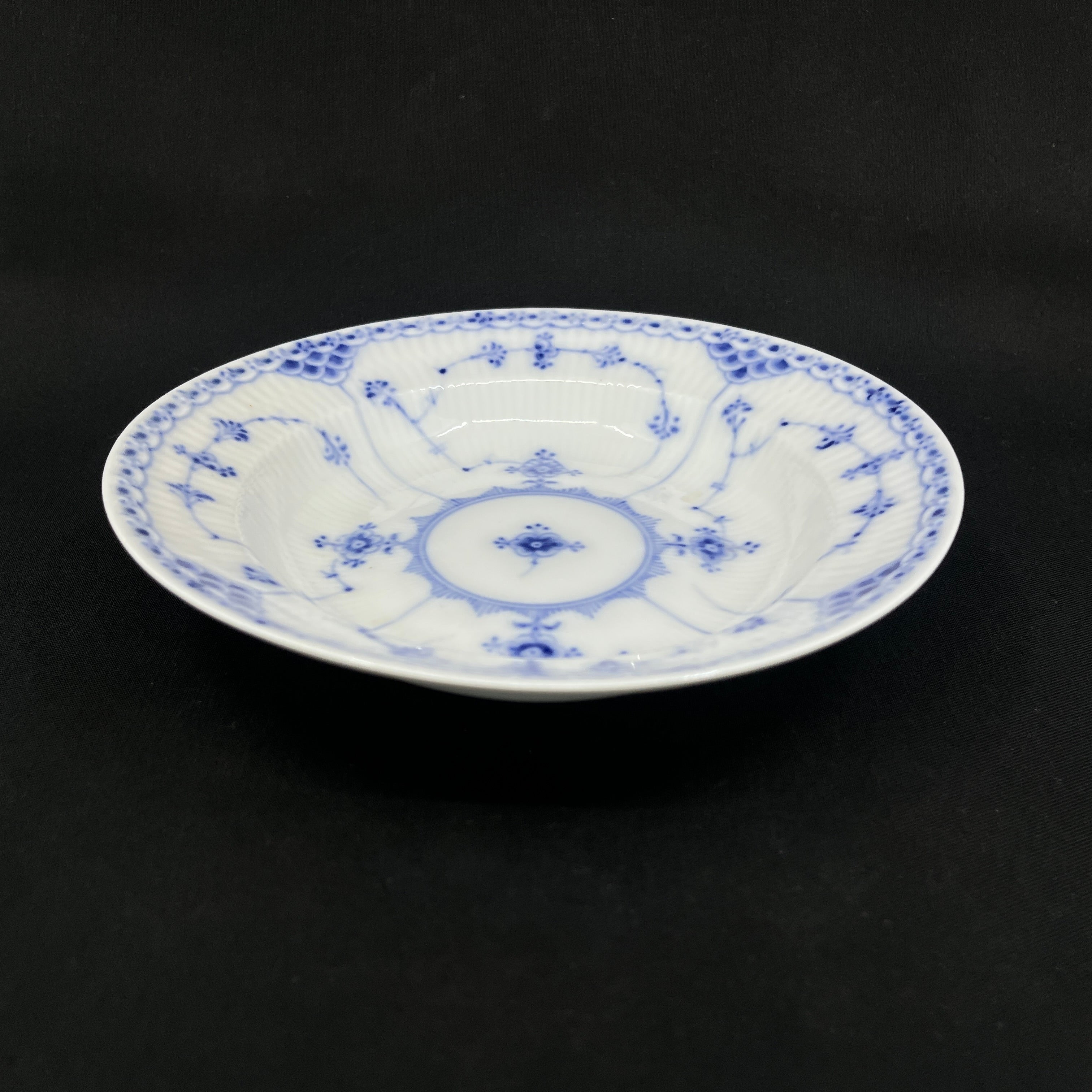 Tiefer Teller mit blauer, geriffelter Halbspitze, 20 cm.