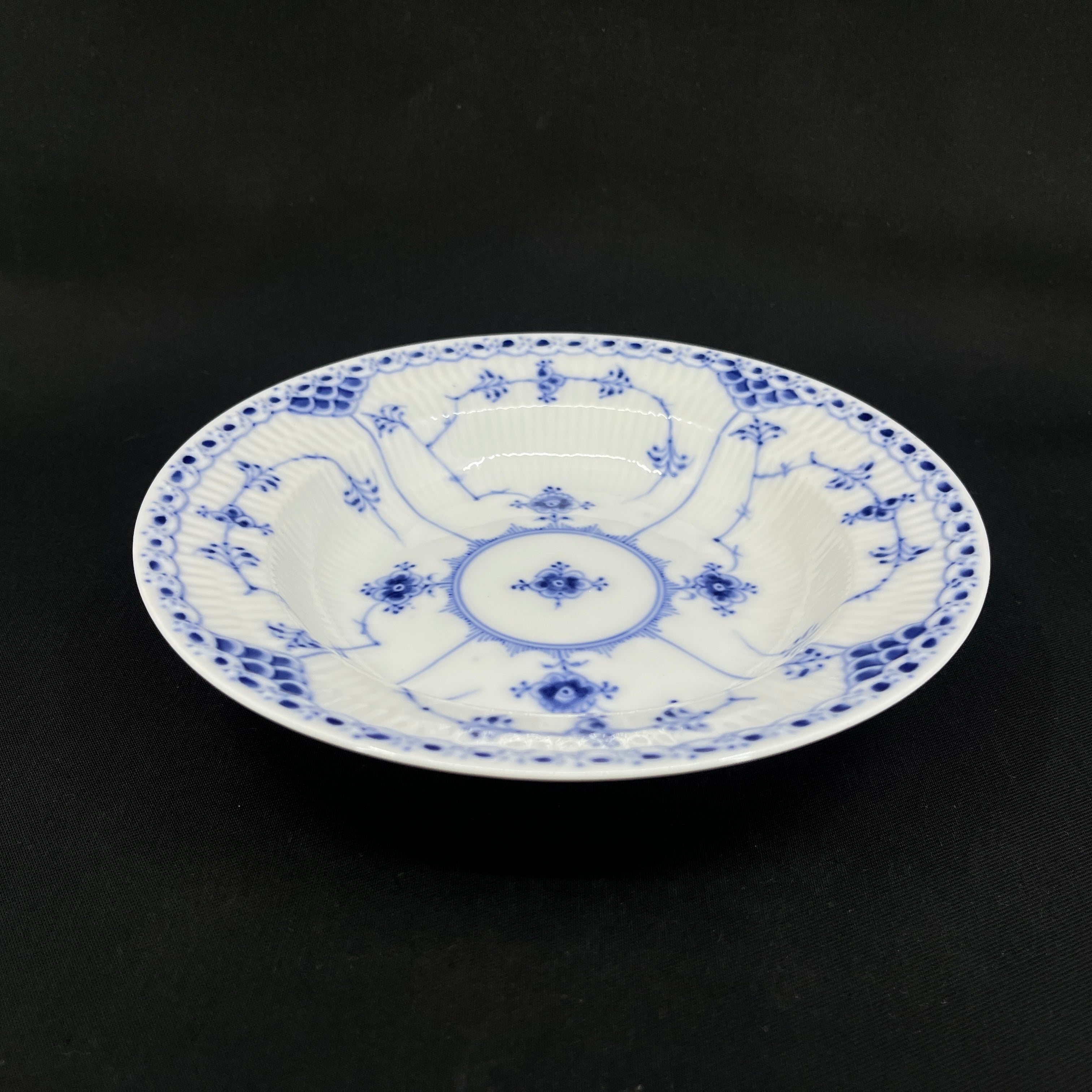 Tiefer Teller mit blauer, geriffelter Halbspitze, 20 cm.