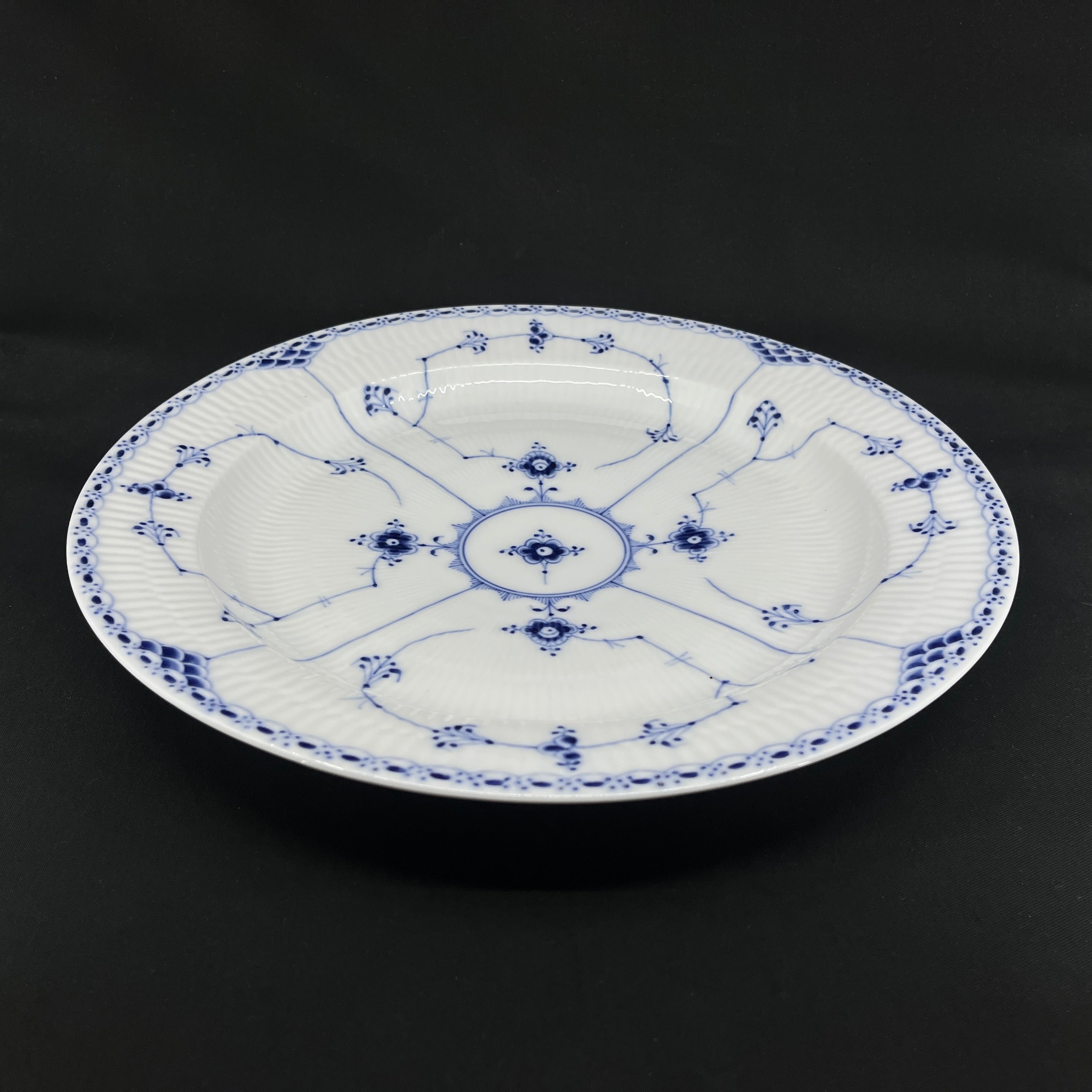 Blaue, geriffelte Halbspitzenschale 1/539 mit Gold