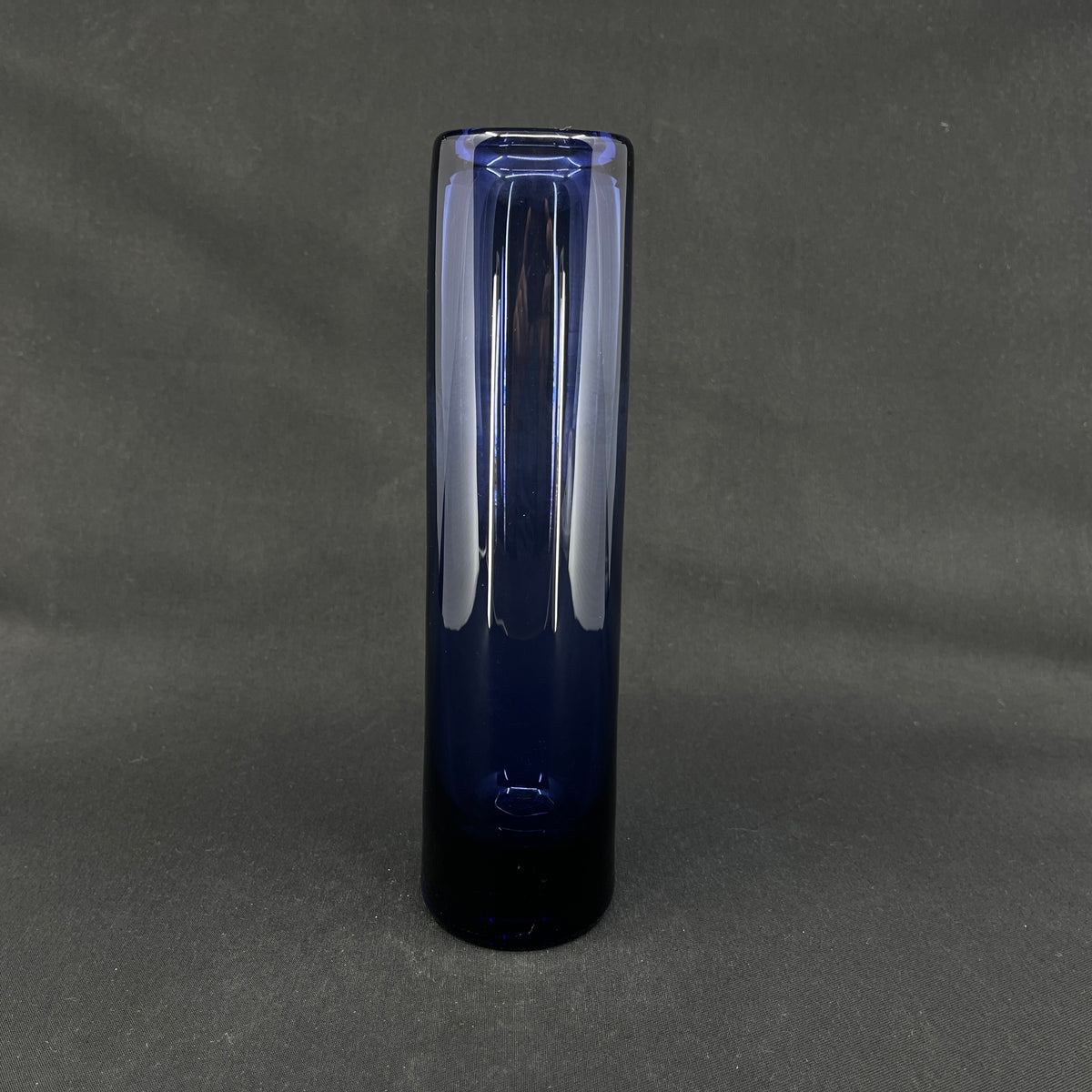 Safirblå cylinder vase, 23,5 cm.