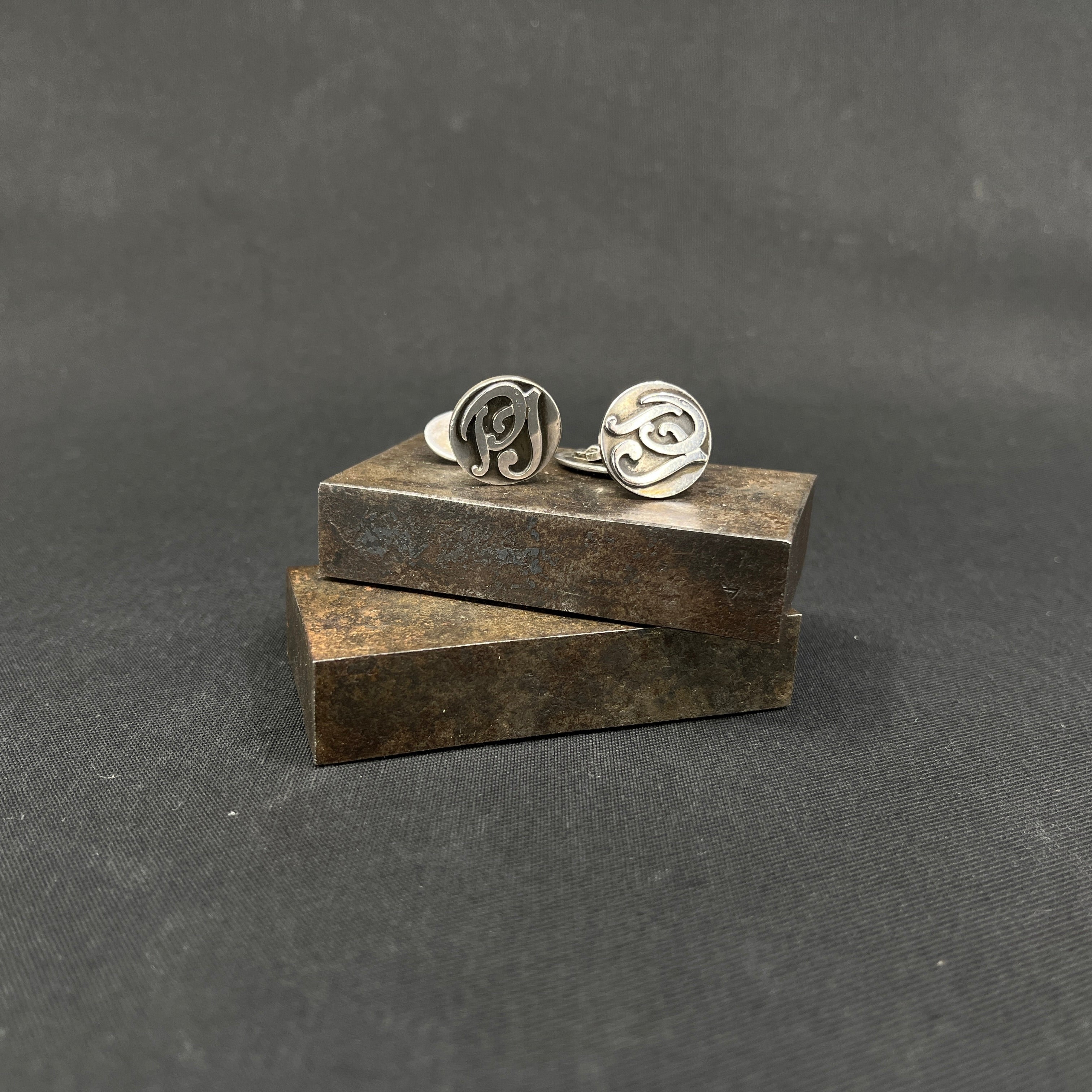 Et par manchetknapper i sølv - PJ