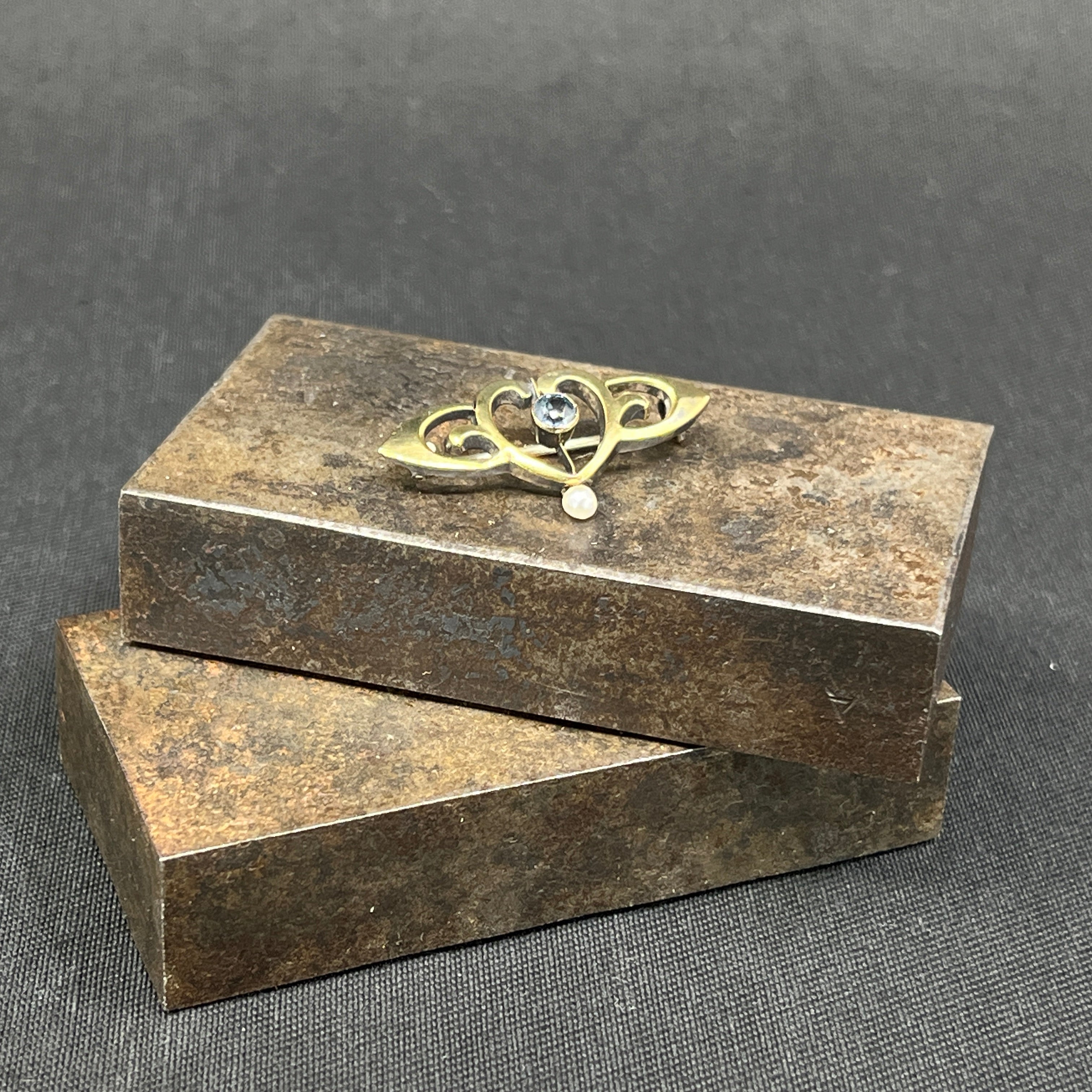 Art Deco broche i guld med perle